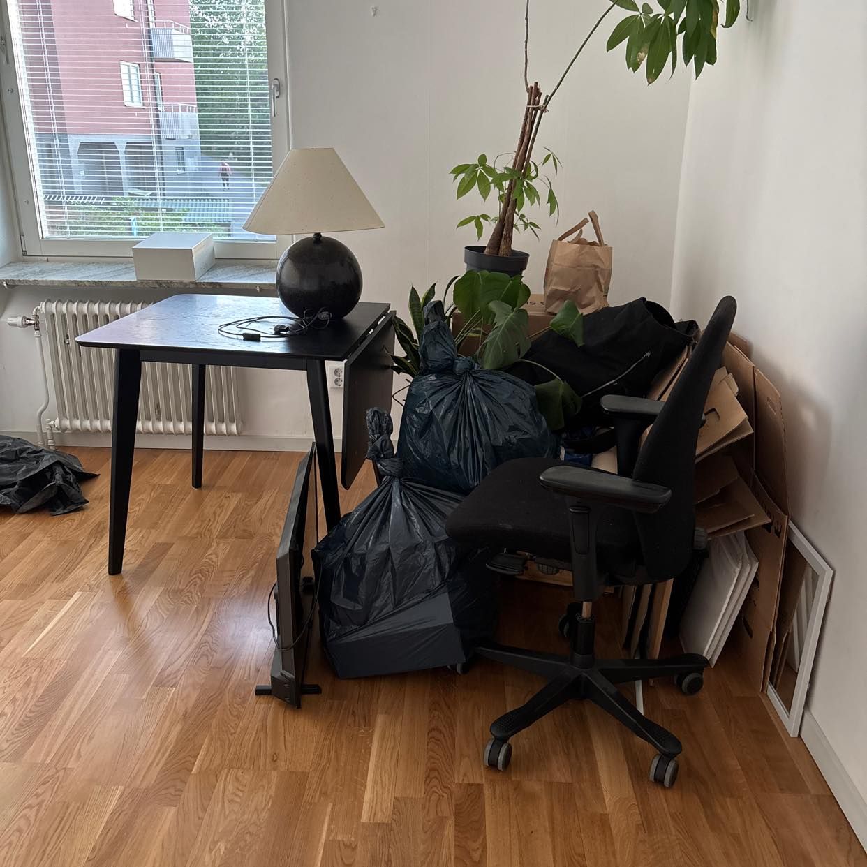 Diverse möbler och skräp