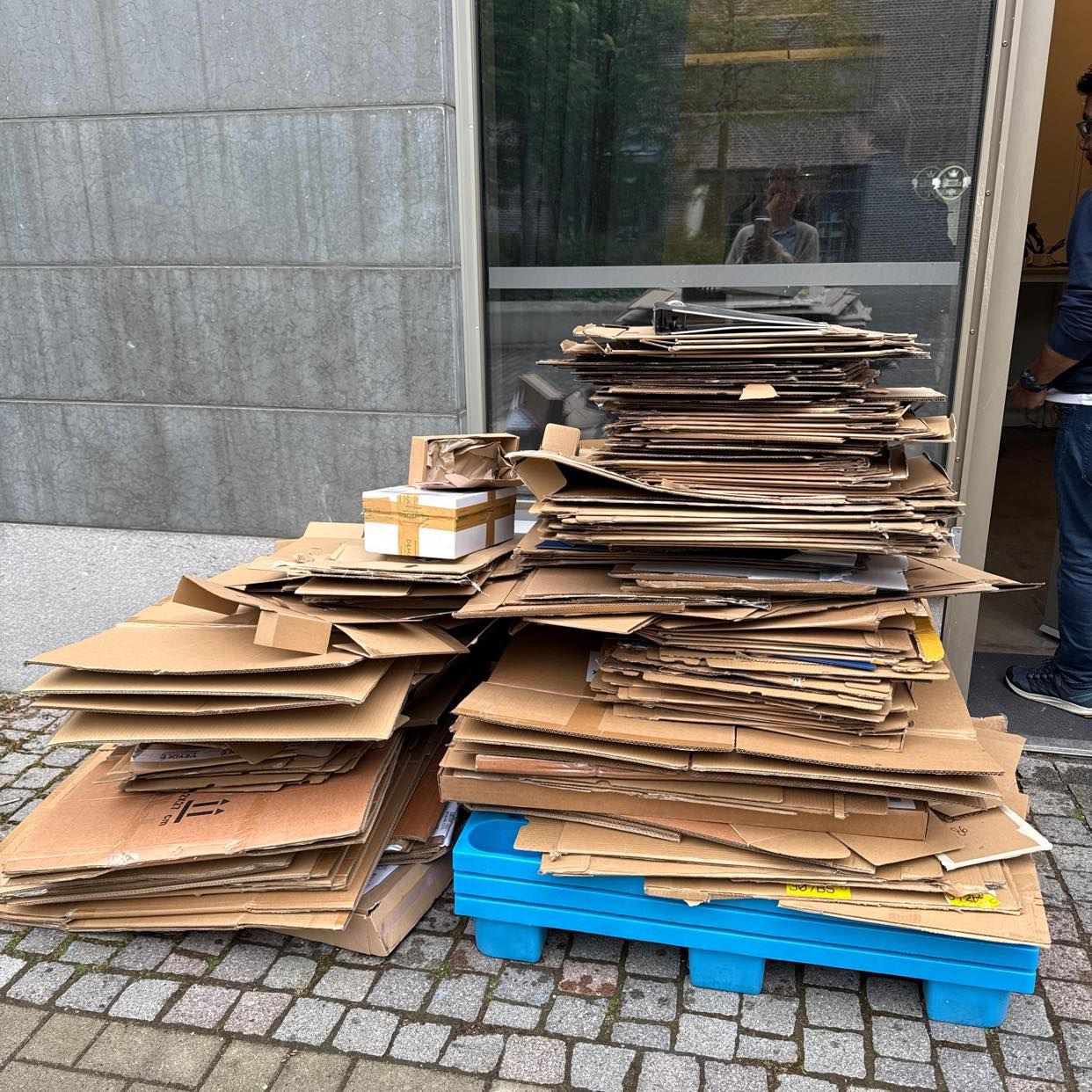 image of Kartonger och plastpallar - Stockholm