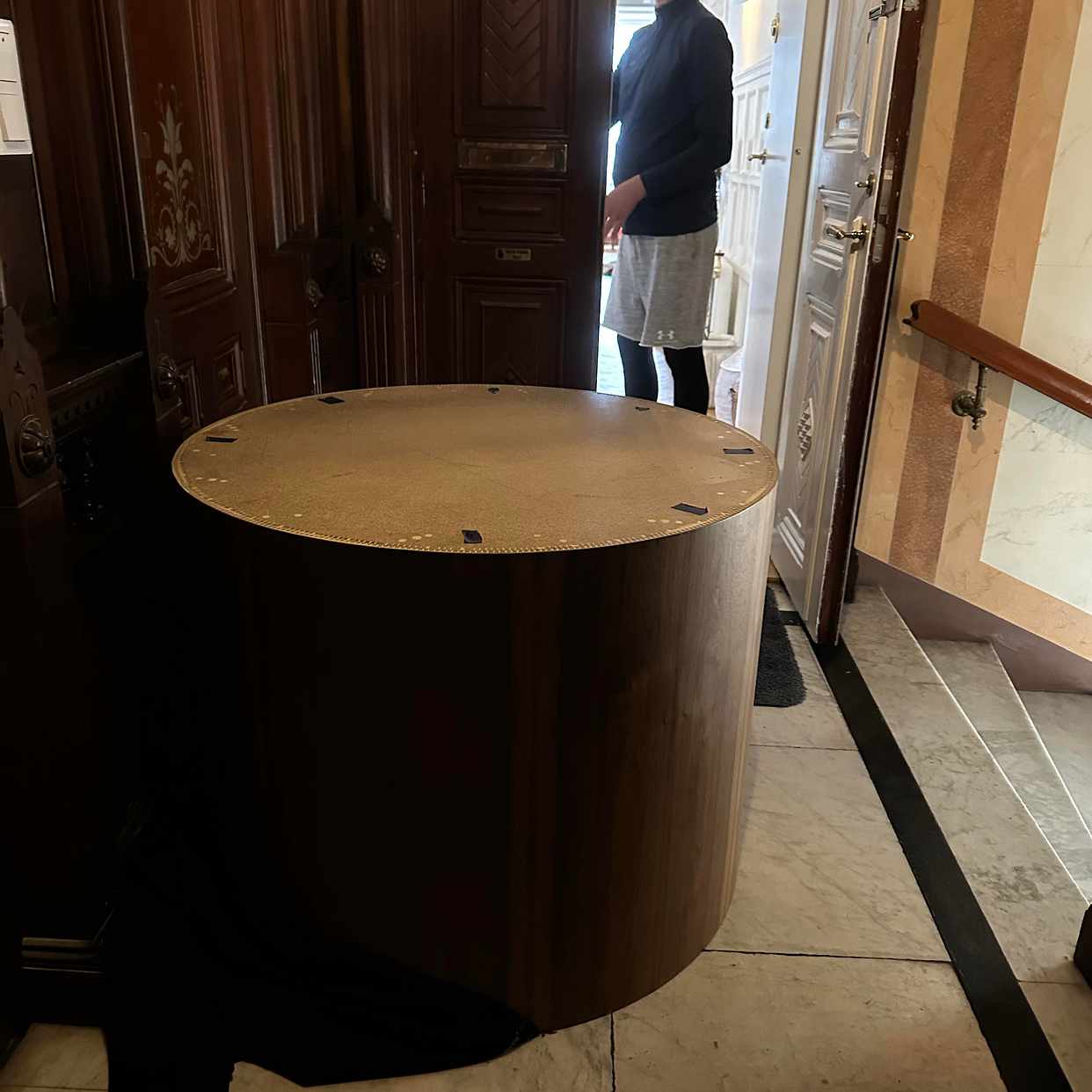 image of En stor cylinder i valnöt - 