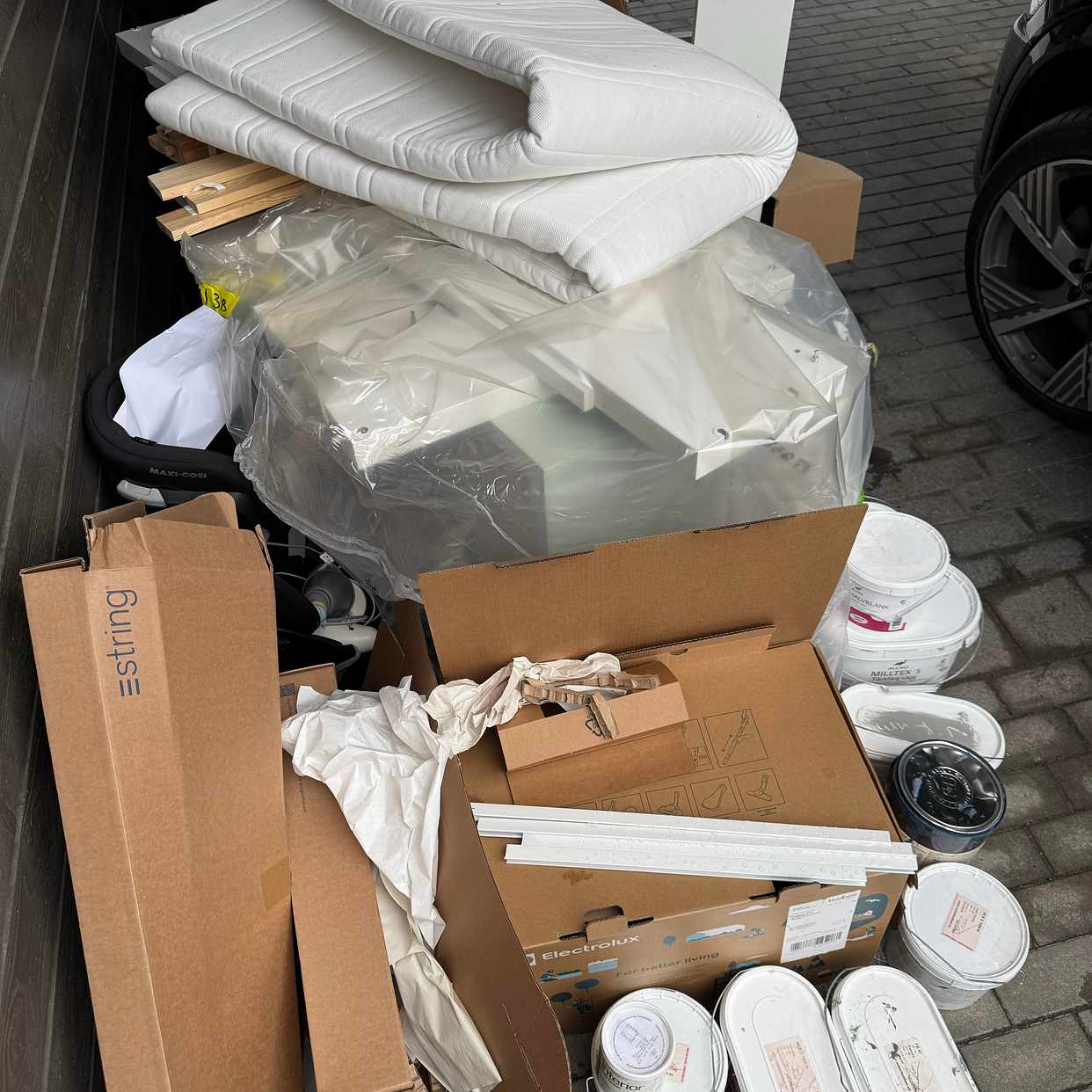 image of Kartong, säng, byrå, lamp - Sollentuna