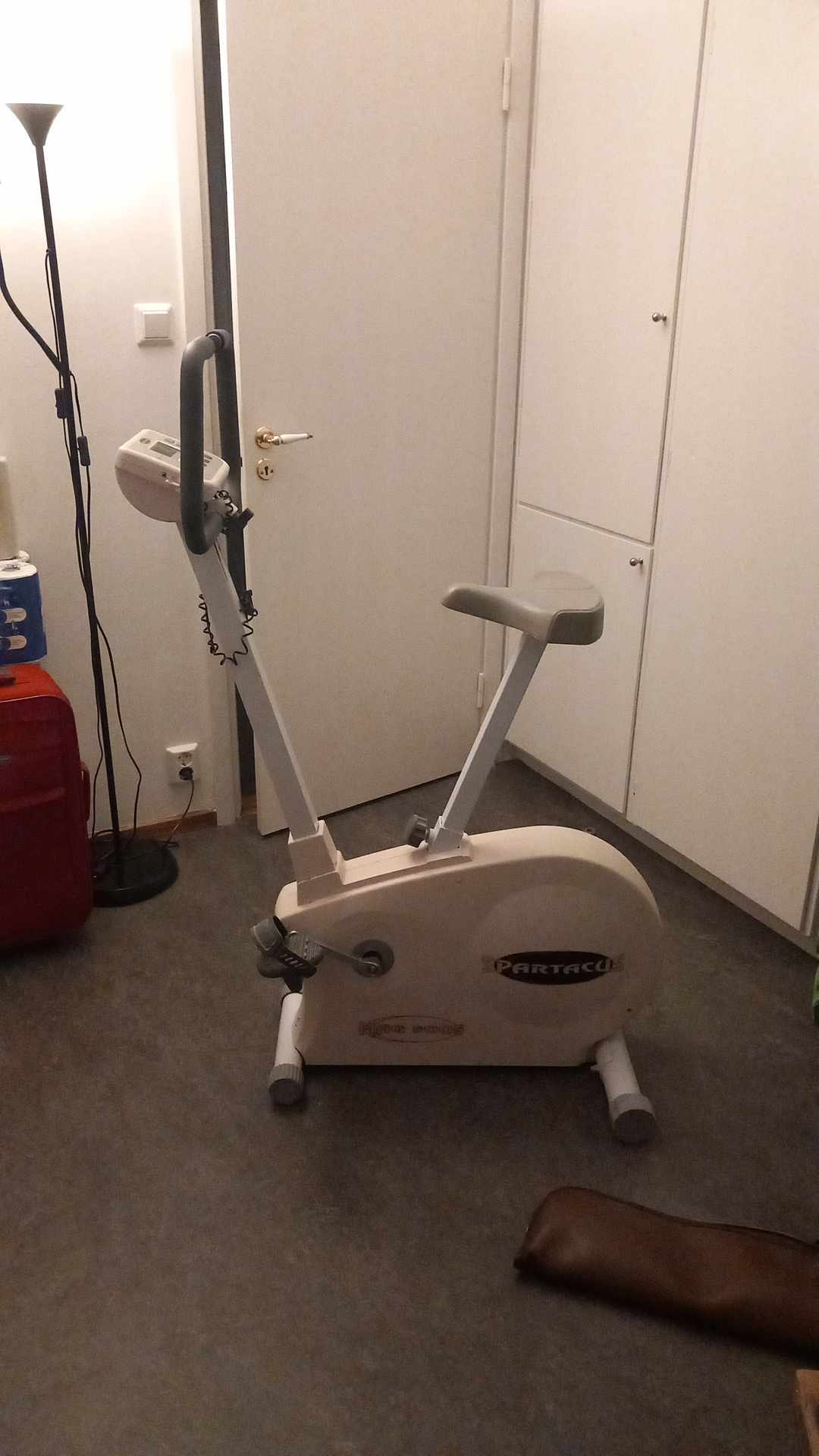 image of Fåtölj och motionscykel - Skärholmen
