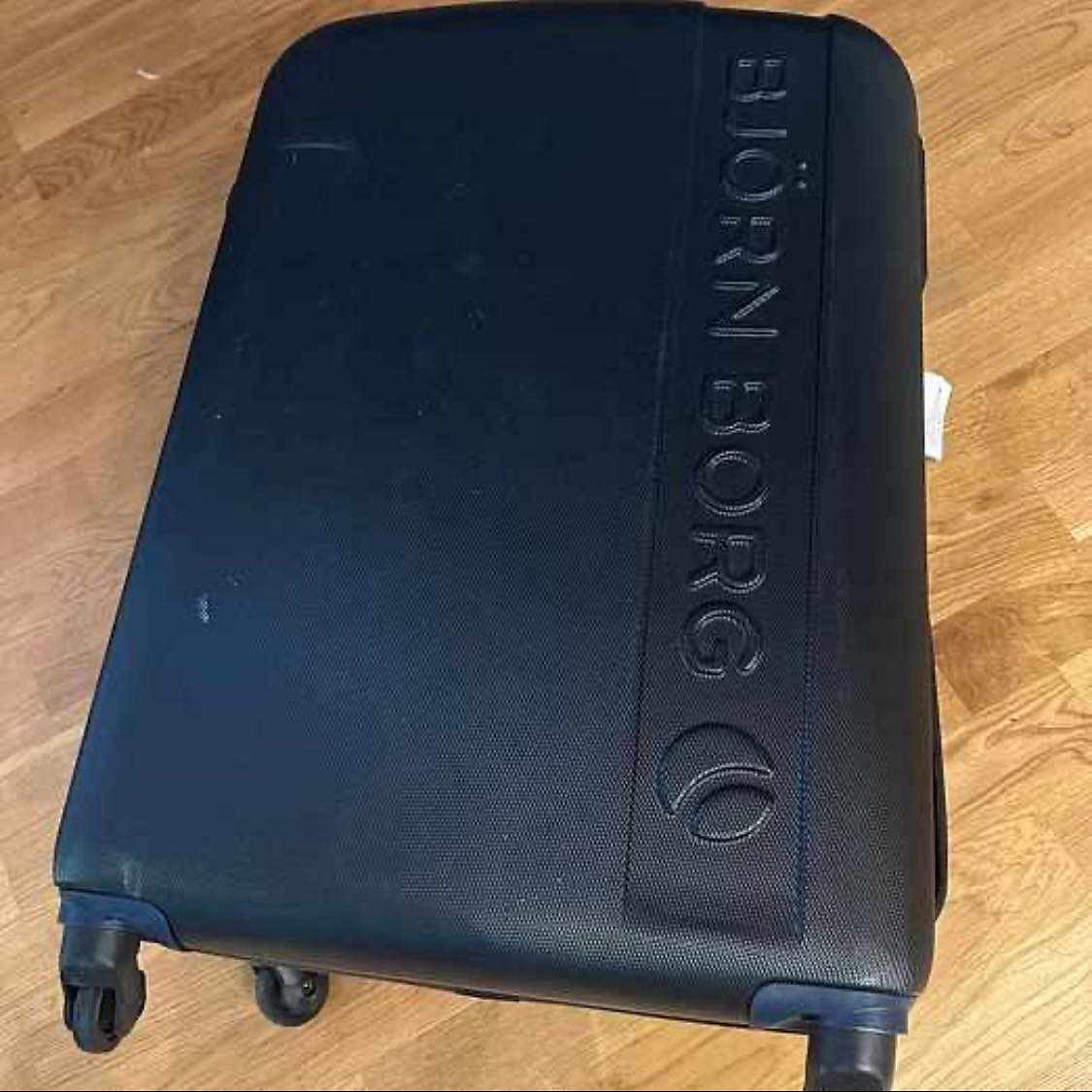 image of En resväska och en tv - 