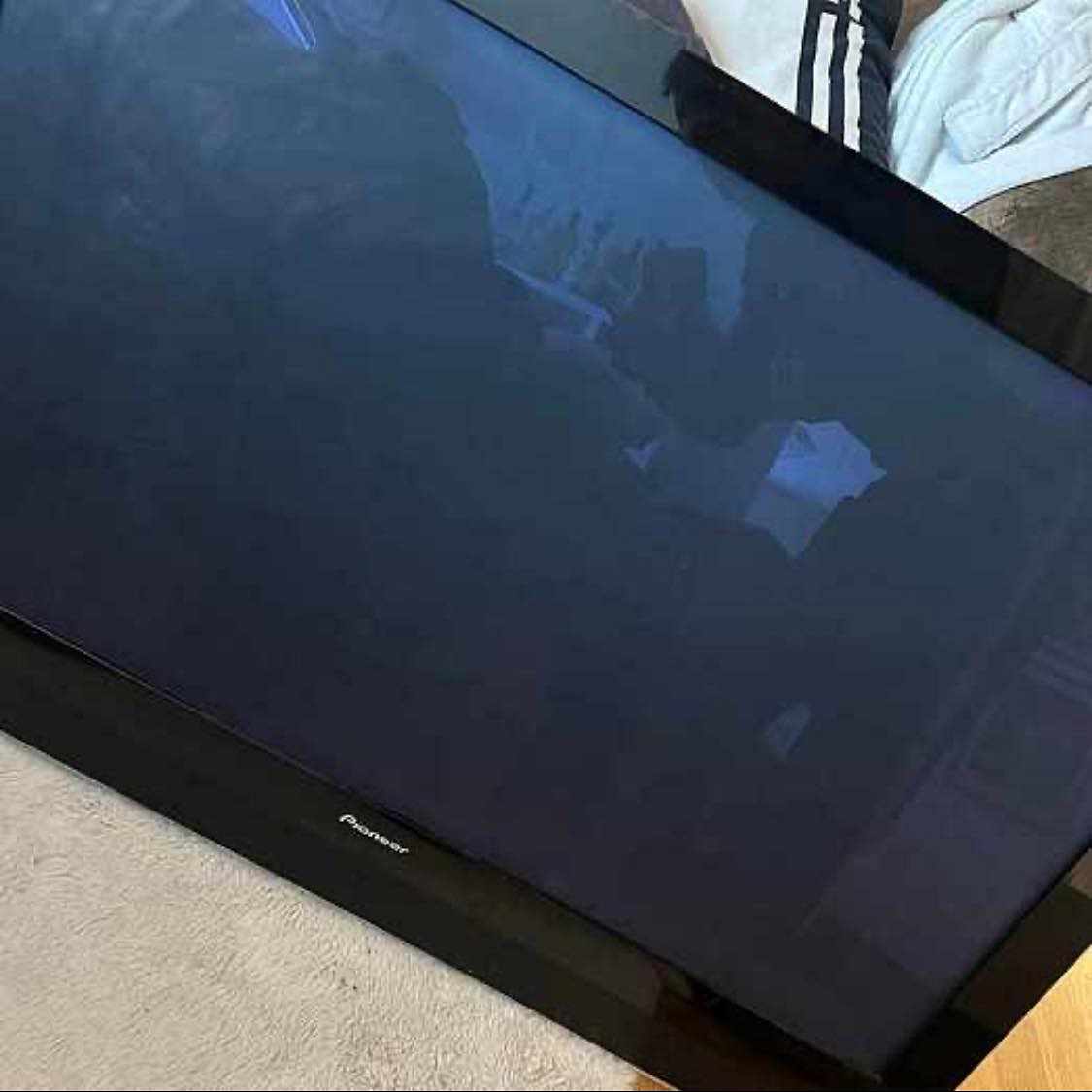 image of En resväska och en tv - 