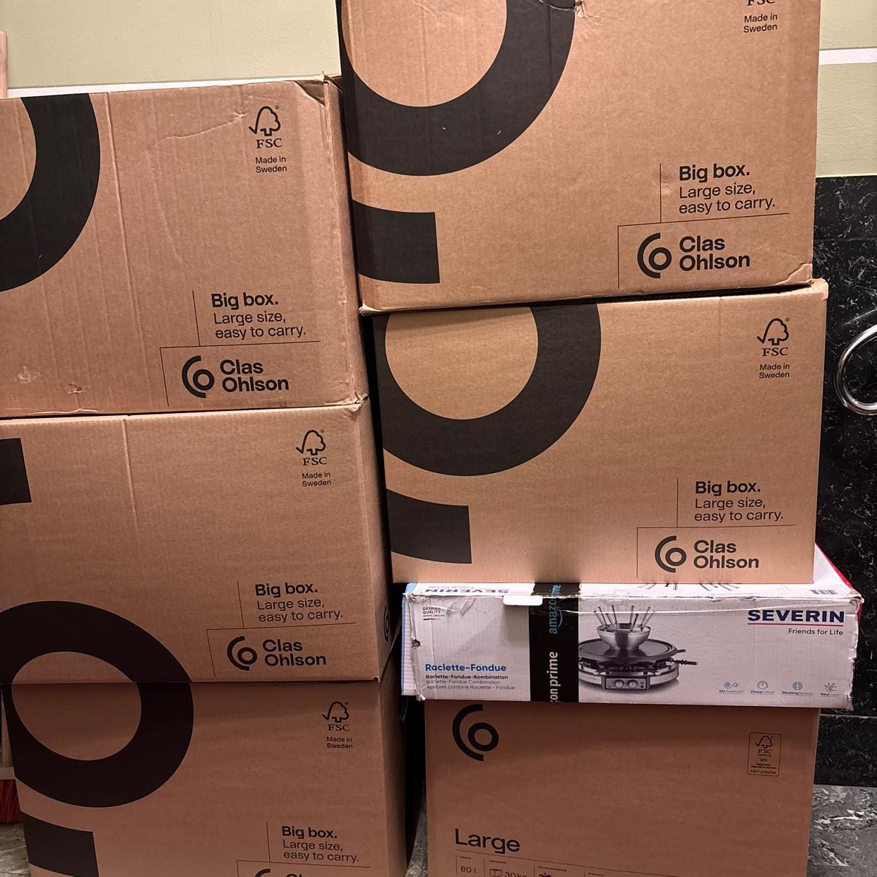 image of 12 boxes + 2 L suitcases - 