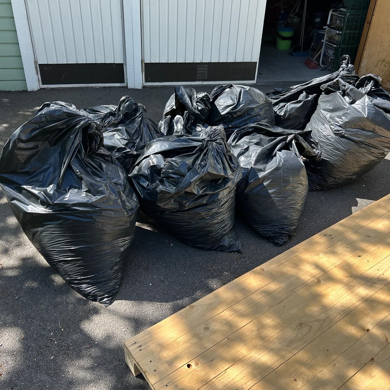 image of Lövsäckar samt träpall - Värmdö