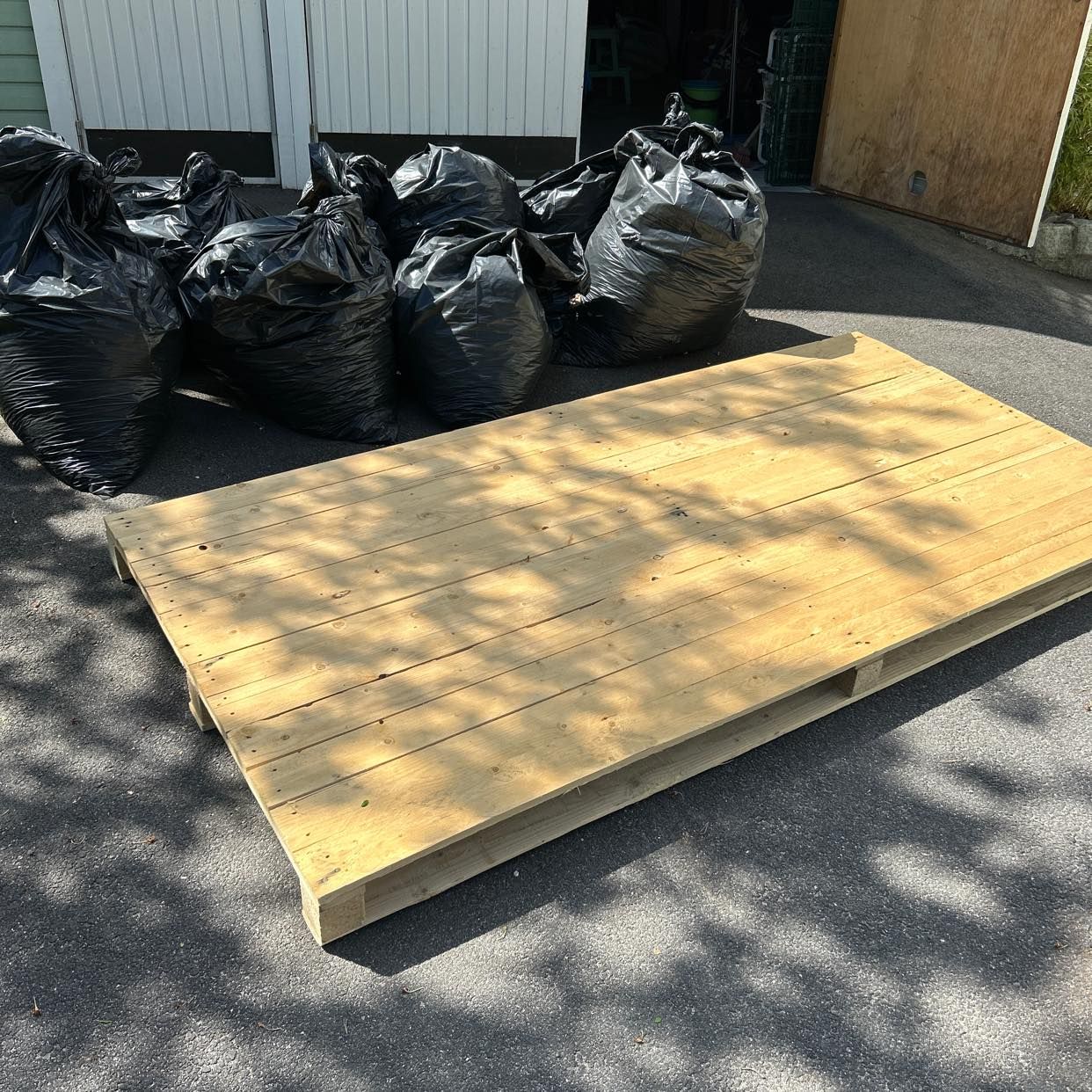 image of Lövsäckar samt träpall - Värmdö