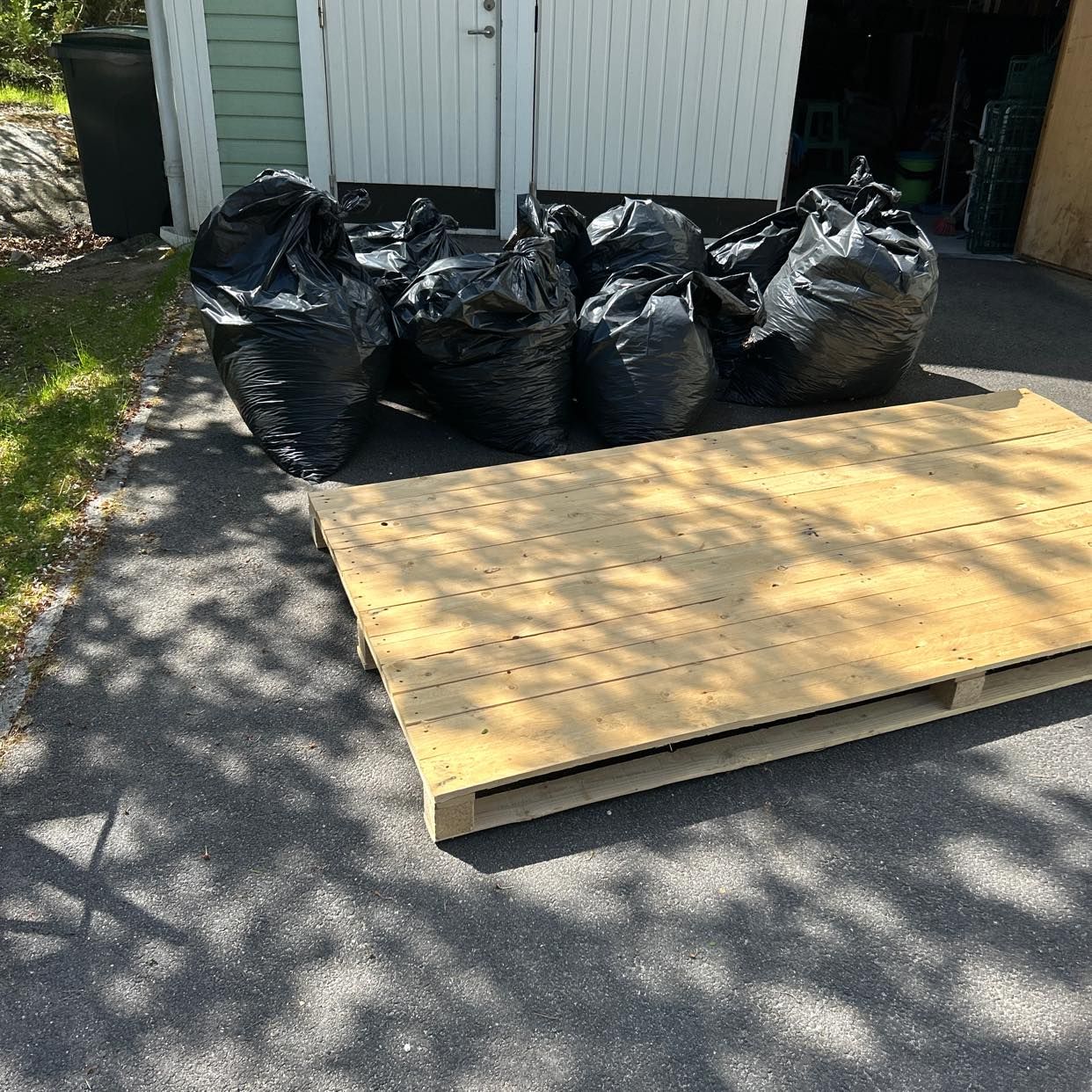 image of Lövsäckar samt träpall - Värmdö