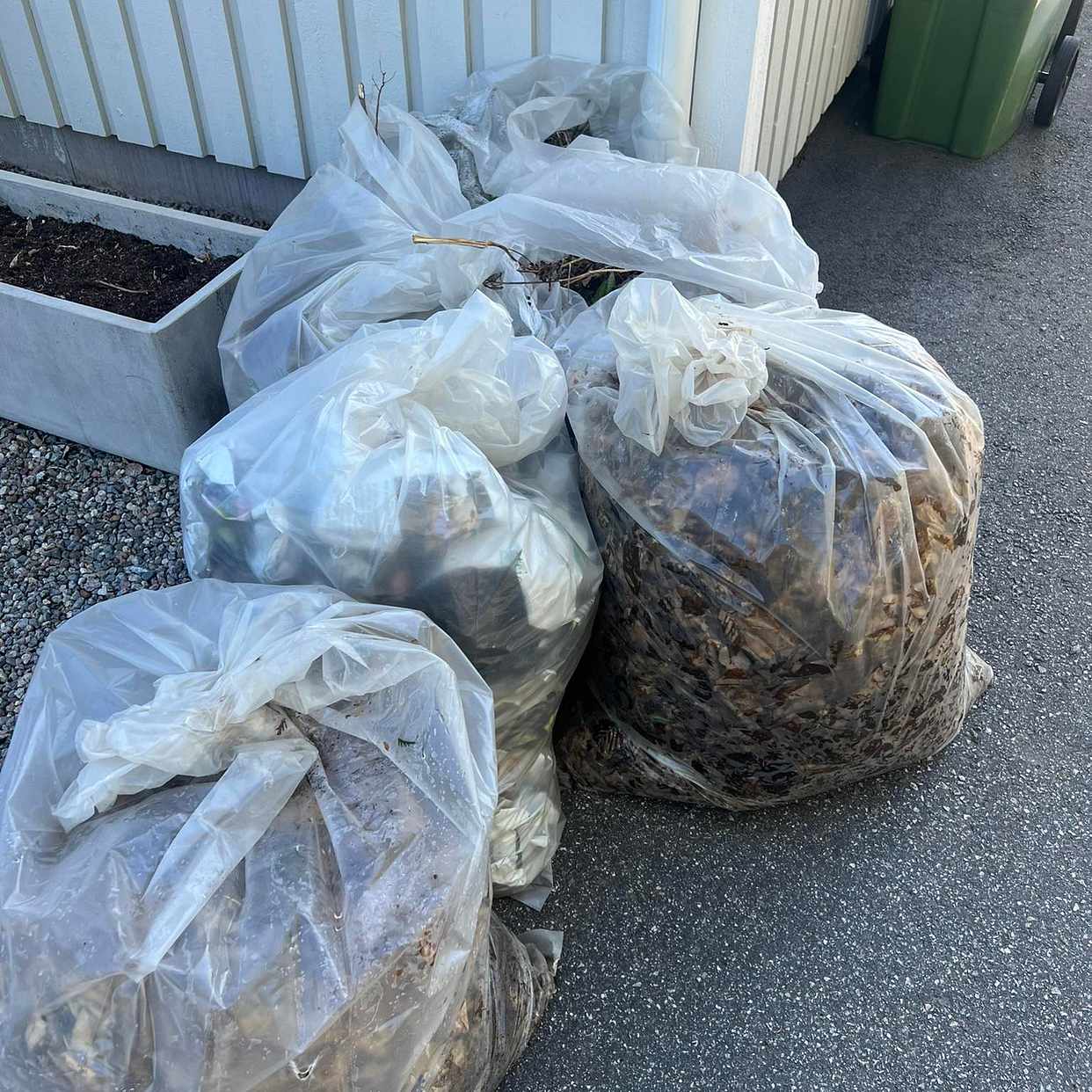 image of 5 påsar löv och 1 plast - Älta