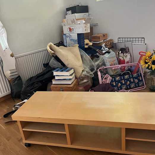 image of Ger bort till behövande - Sollentuna