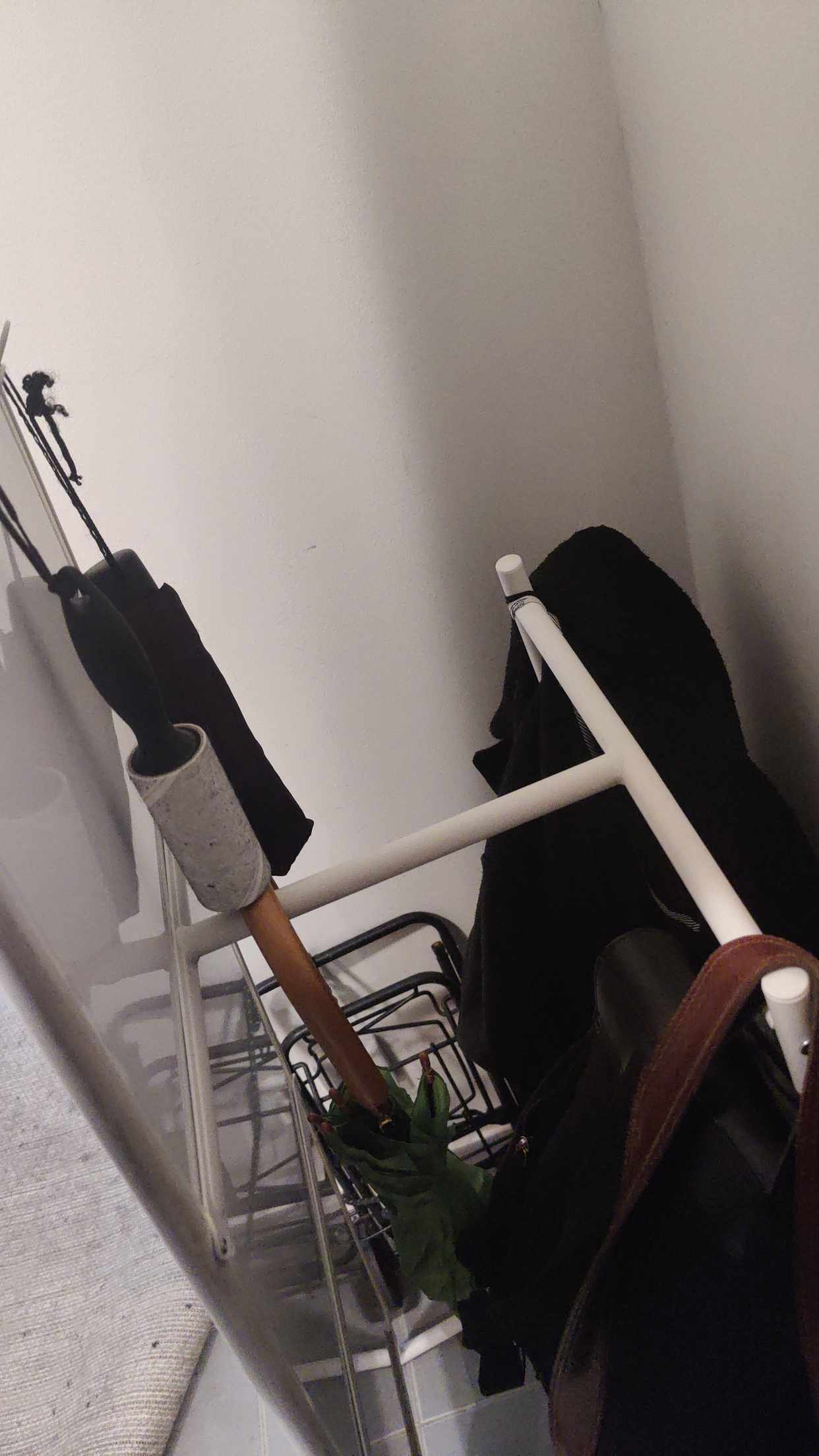image of Ikea knapper spegel - Handen