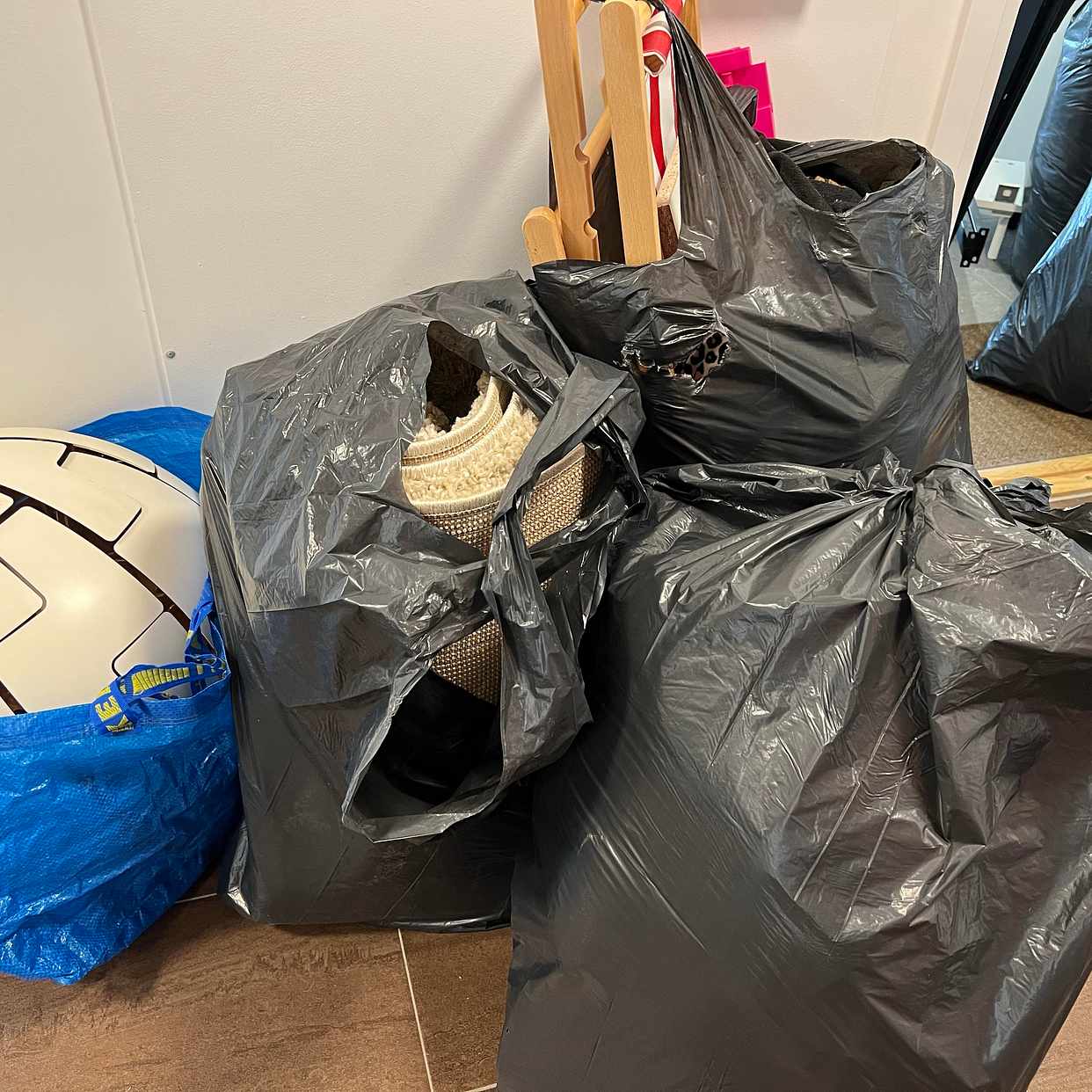 image of Needs help to throw away. - Sundbyberg