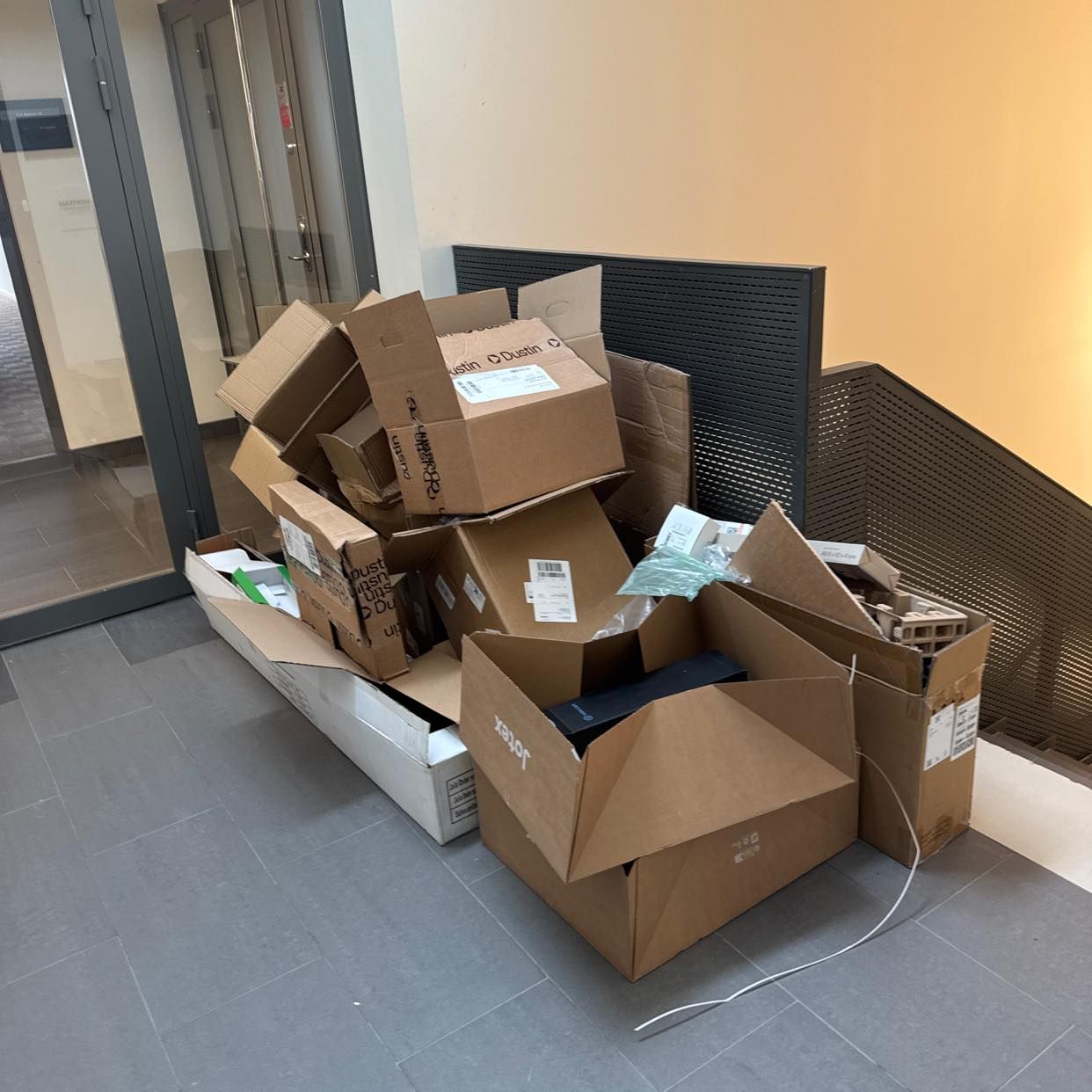 image of Kartonger lite plast - Bromma