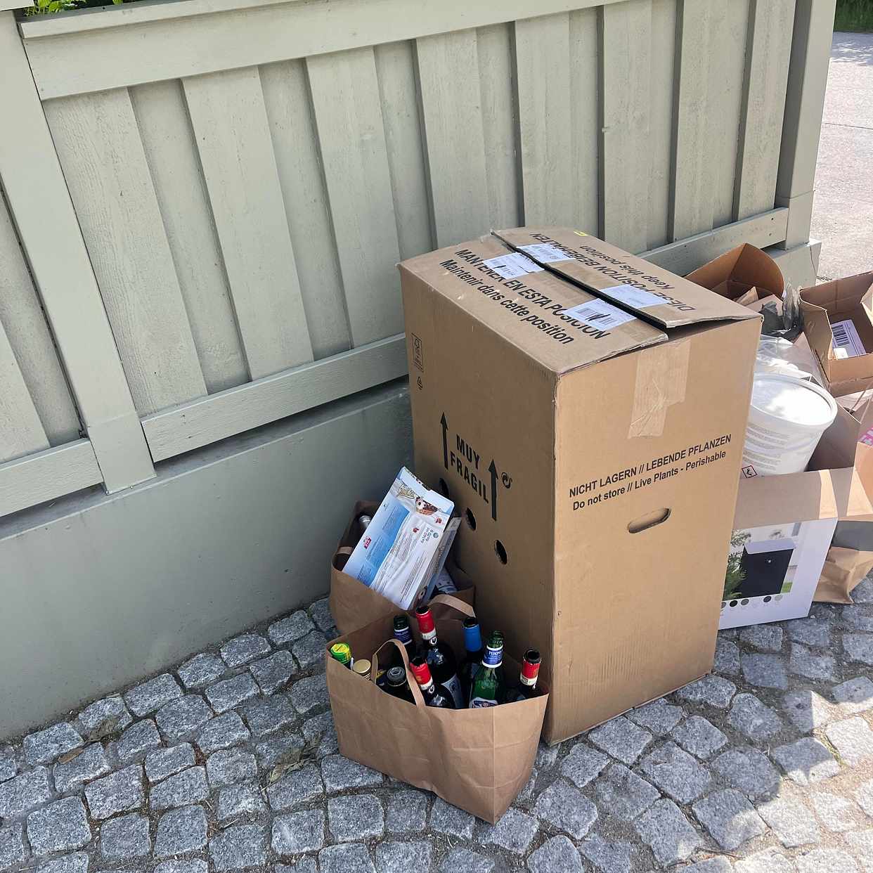 image of Cardboard and glass packa - Djursholm