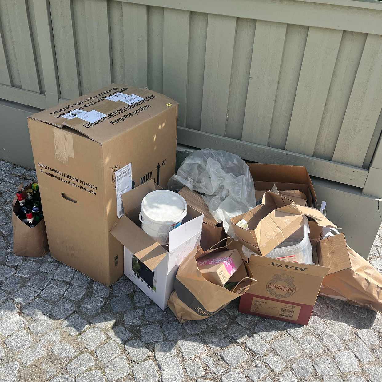 image of Cardboard and glass packa - Djursholm