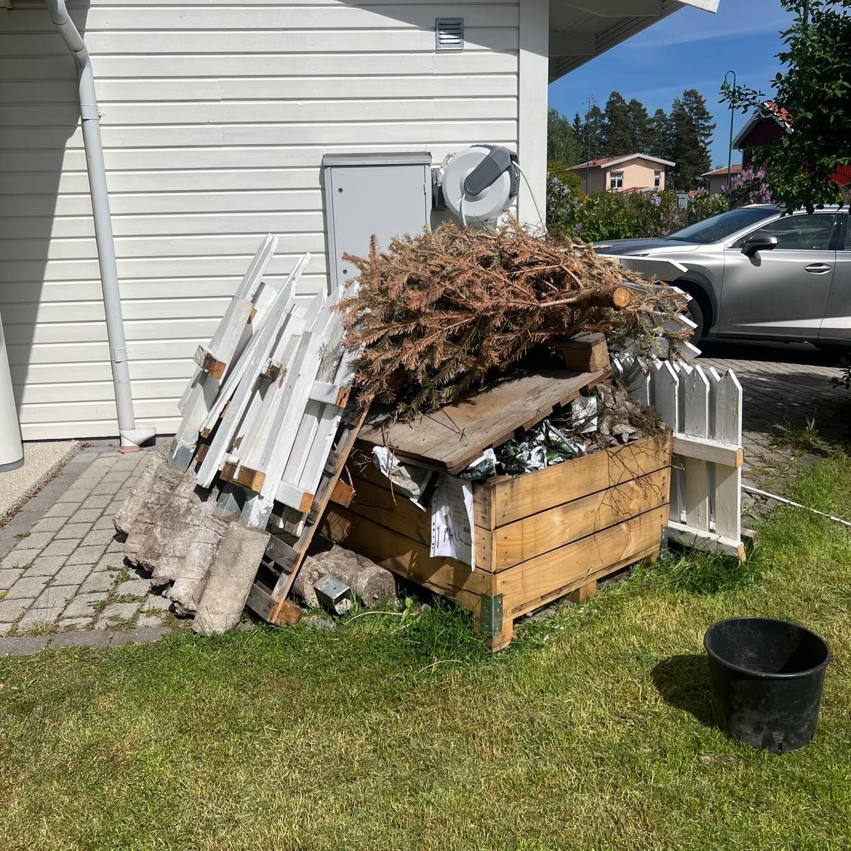 image of Skräp från trädgård. - Åkersberga
