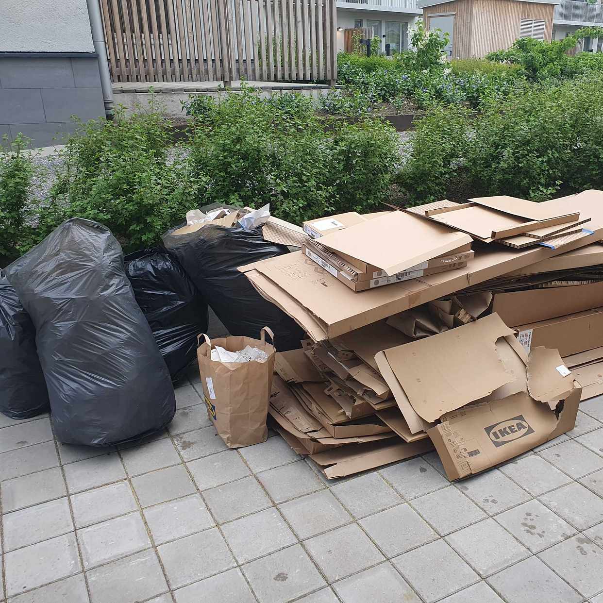 image of 4 stora säckar & karton - Sollentuna