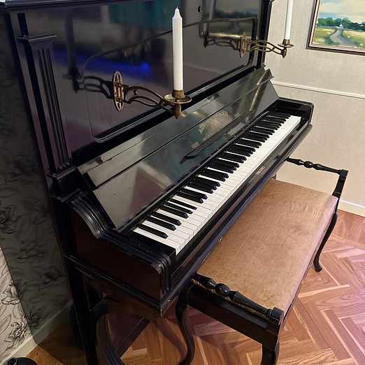 image of Piano med pall - Hallstahammar