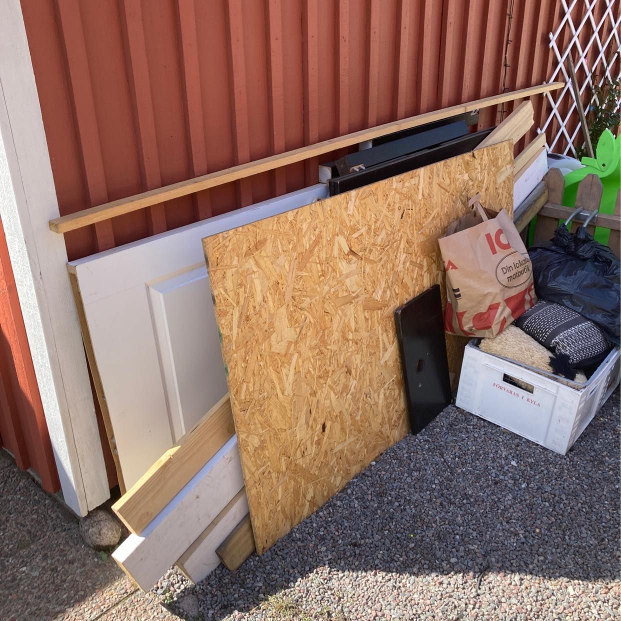 image of Önskar hämtning av skräp - Skogås