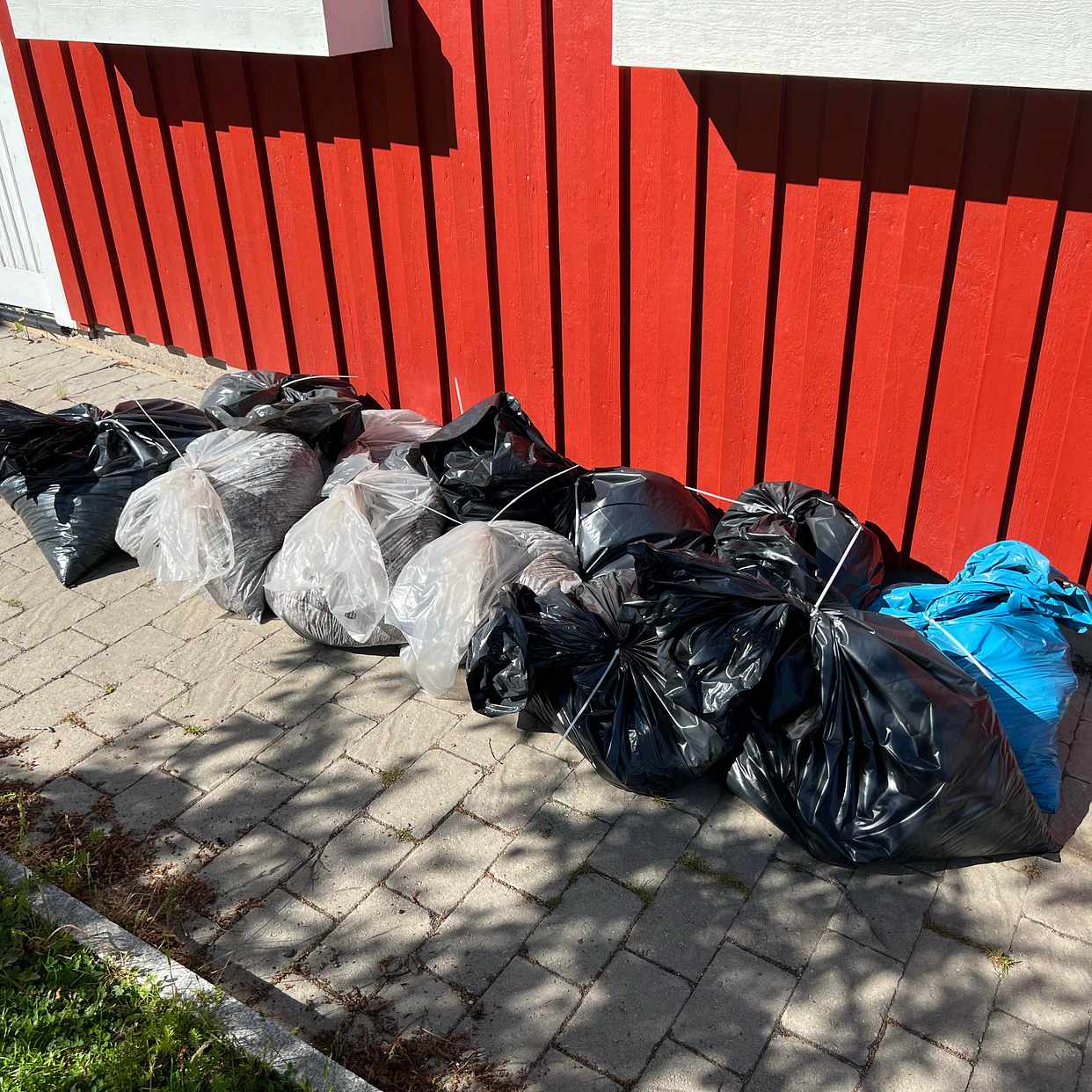 image of 12 påsar jord att slänga - Spånga