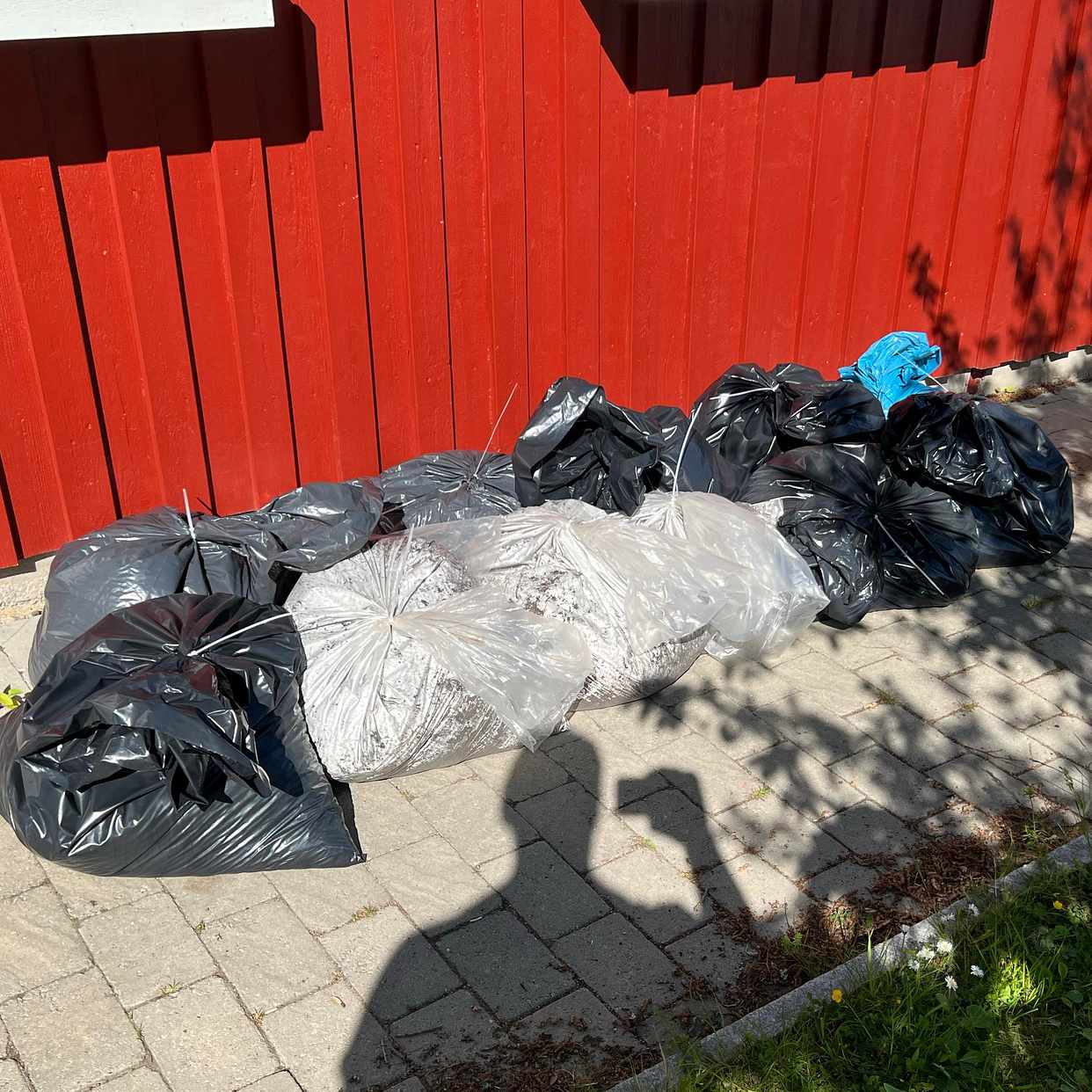 image of 12 påsar jord att slänga - Spånga