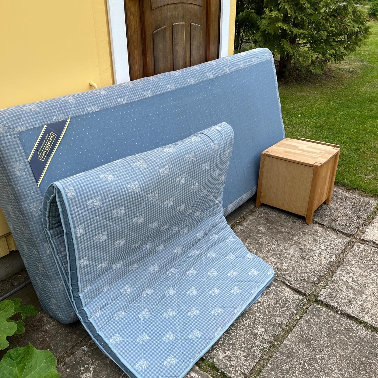 Säng med madrass, byrå !