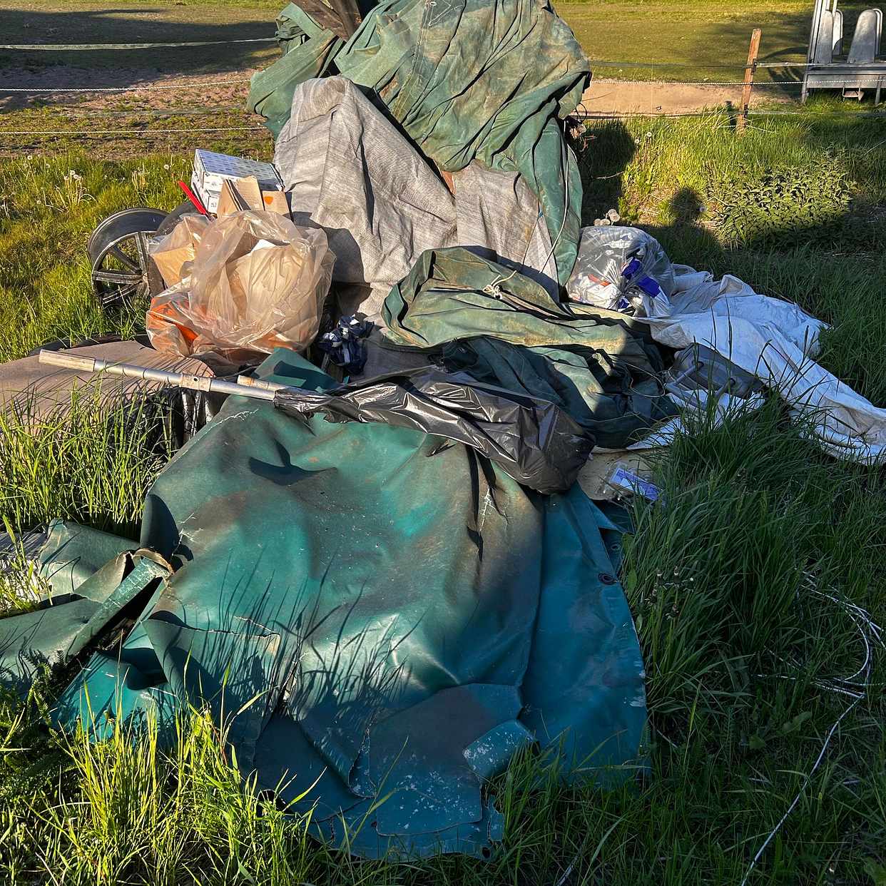 image of Slänga diverse skräp - Västerhaninge
