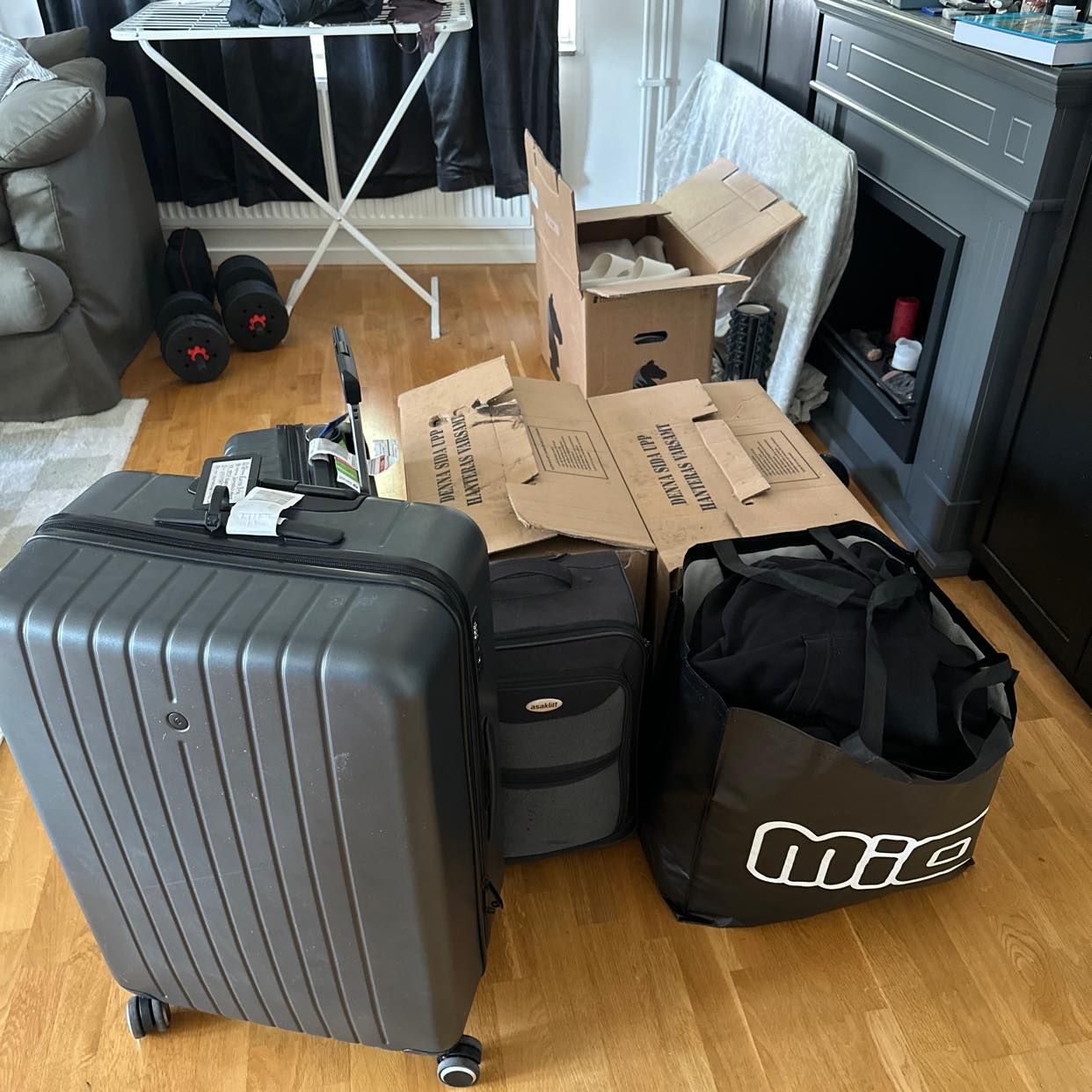 image of Kartonger, tv, påsar - 