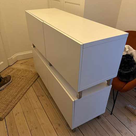 image of Två vita tv bänkar - Stockholm