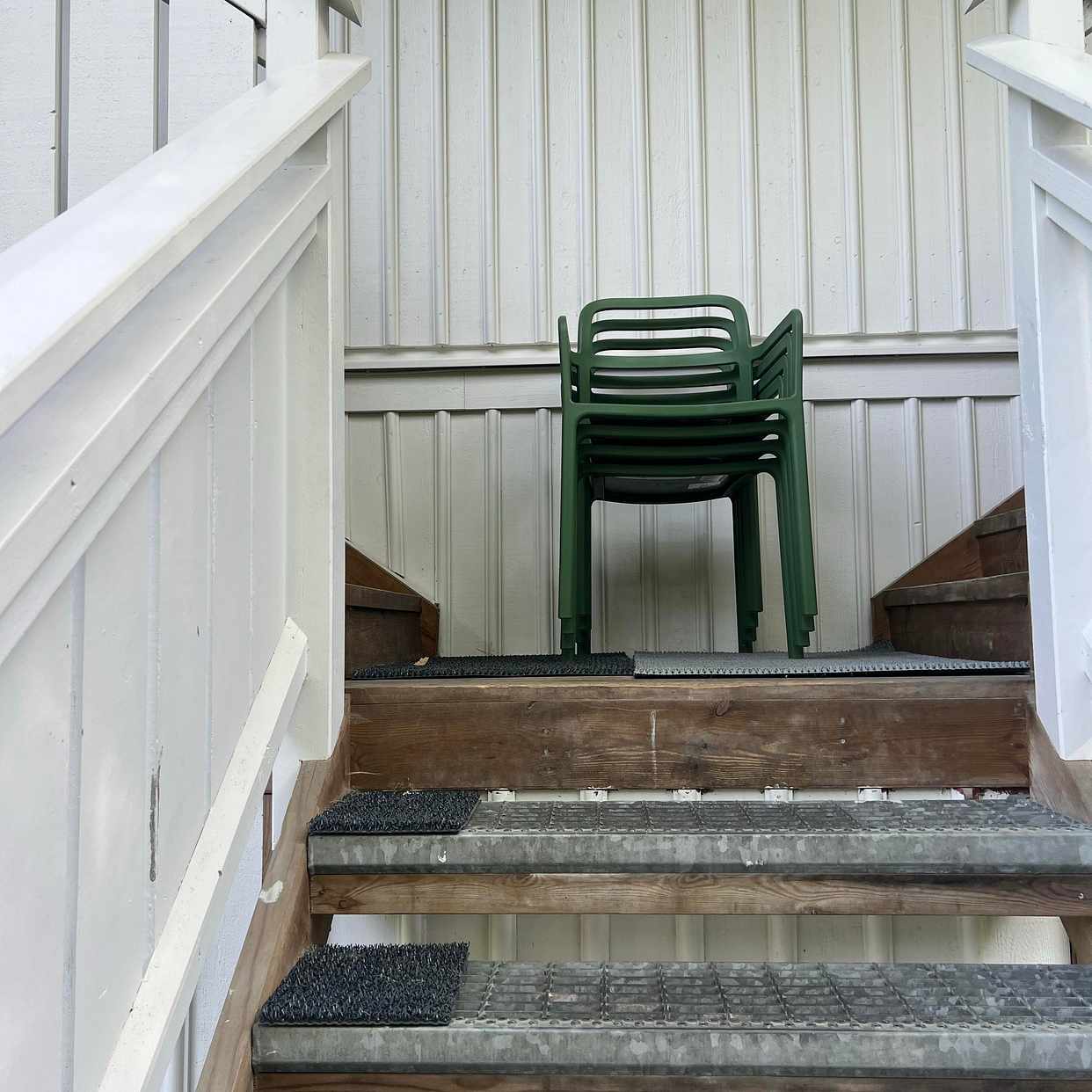 image of 4 stackable plastic chair - 