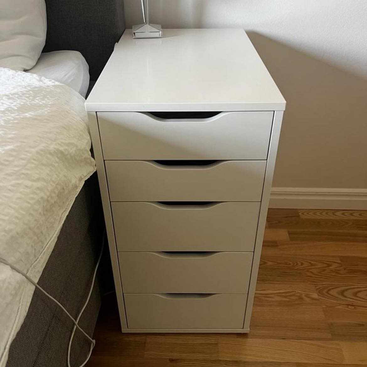 image of To pick up a small drawer - 