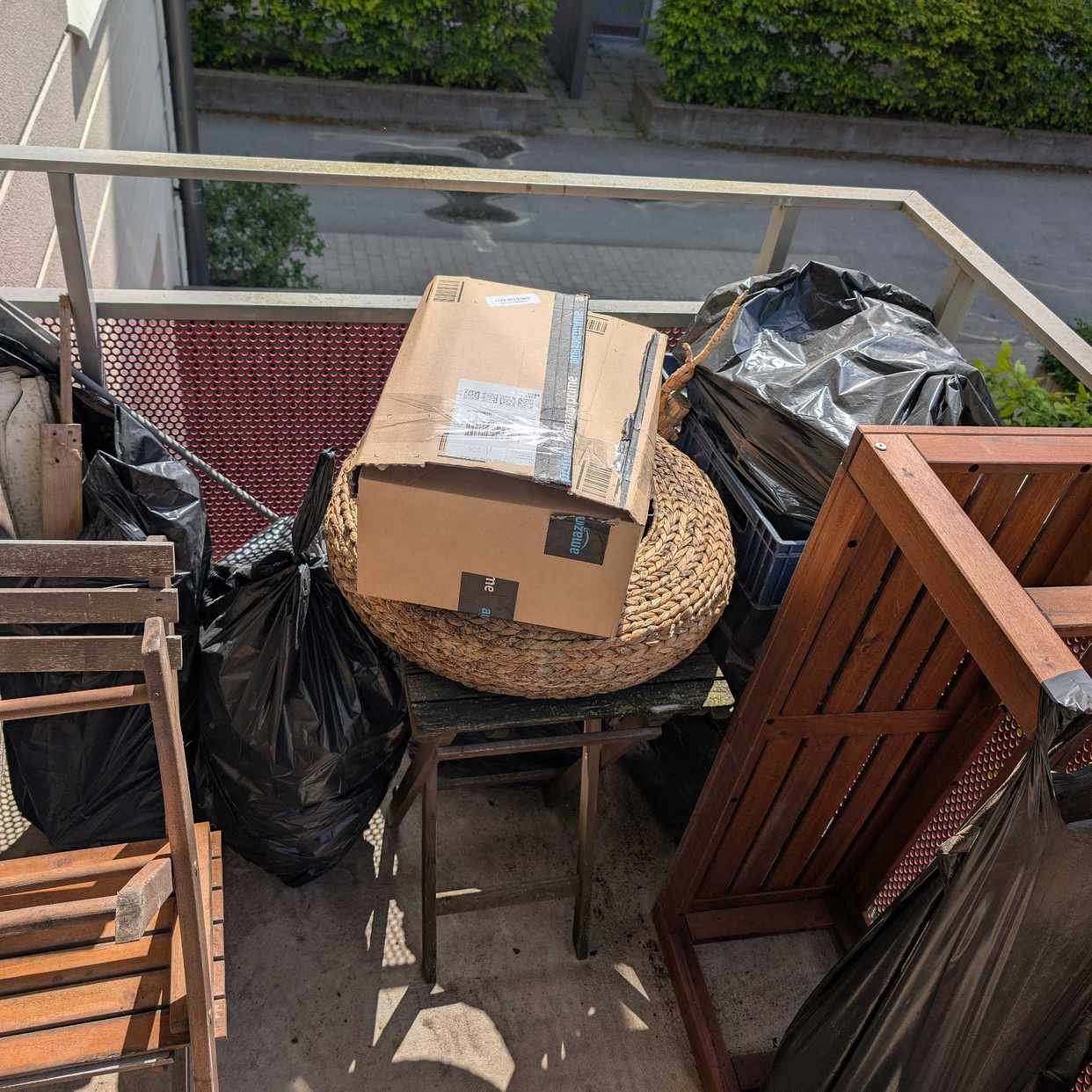 image of Throw trash from balcony - Sundbyberg