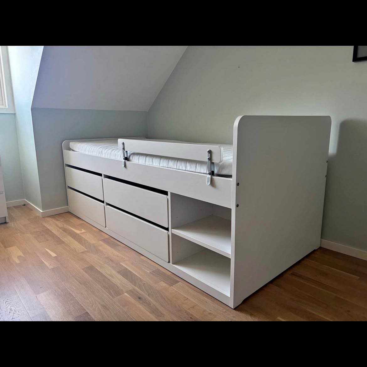 image of Säng enl bild - 