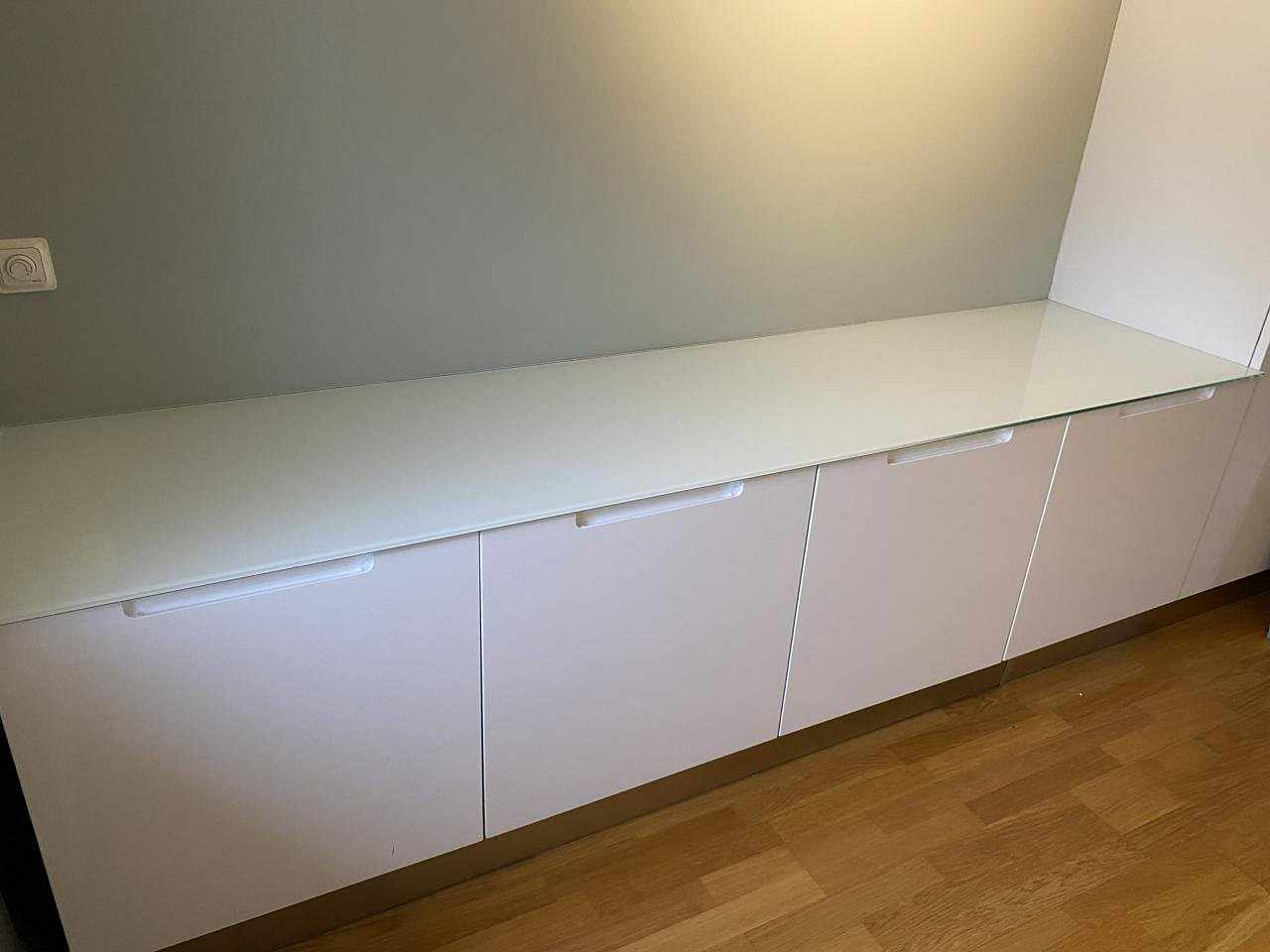 image of Skåp med vit glasskiva 60 - 