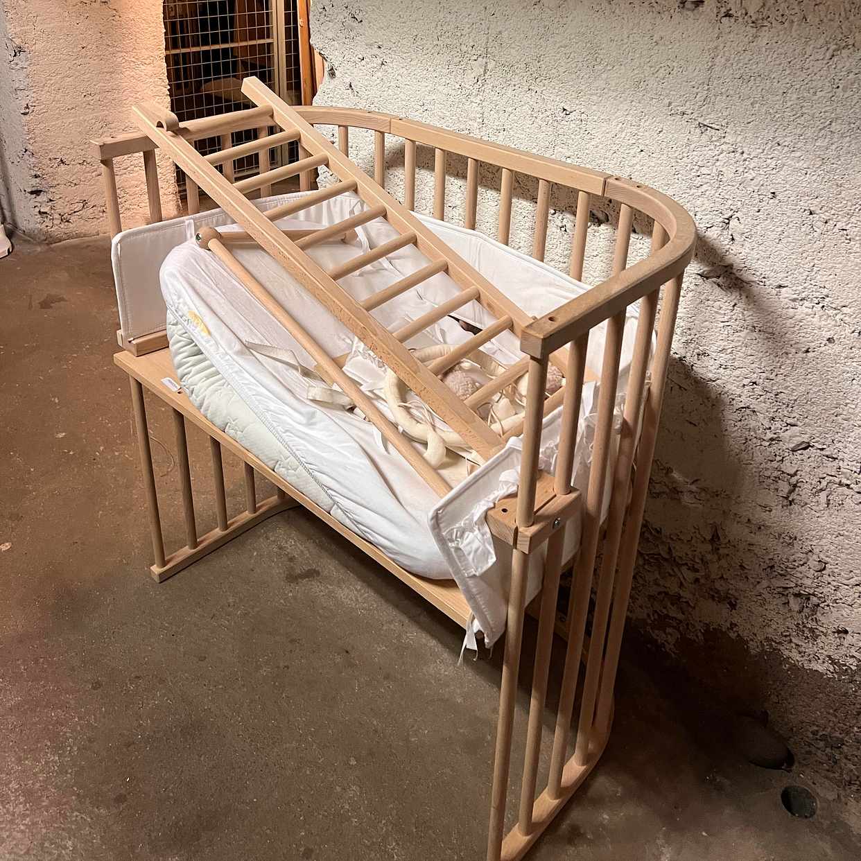 Barnsäng, skötbord, väska