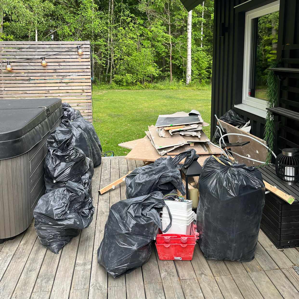 image of Sorterat byggskräp kastas - Täby