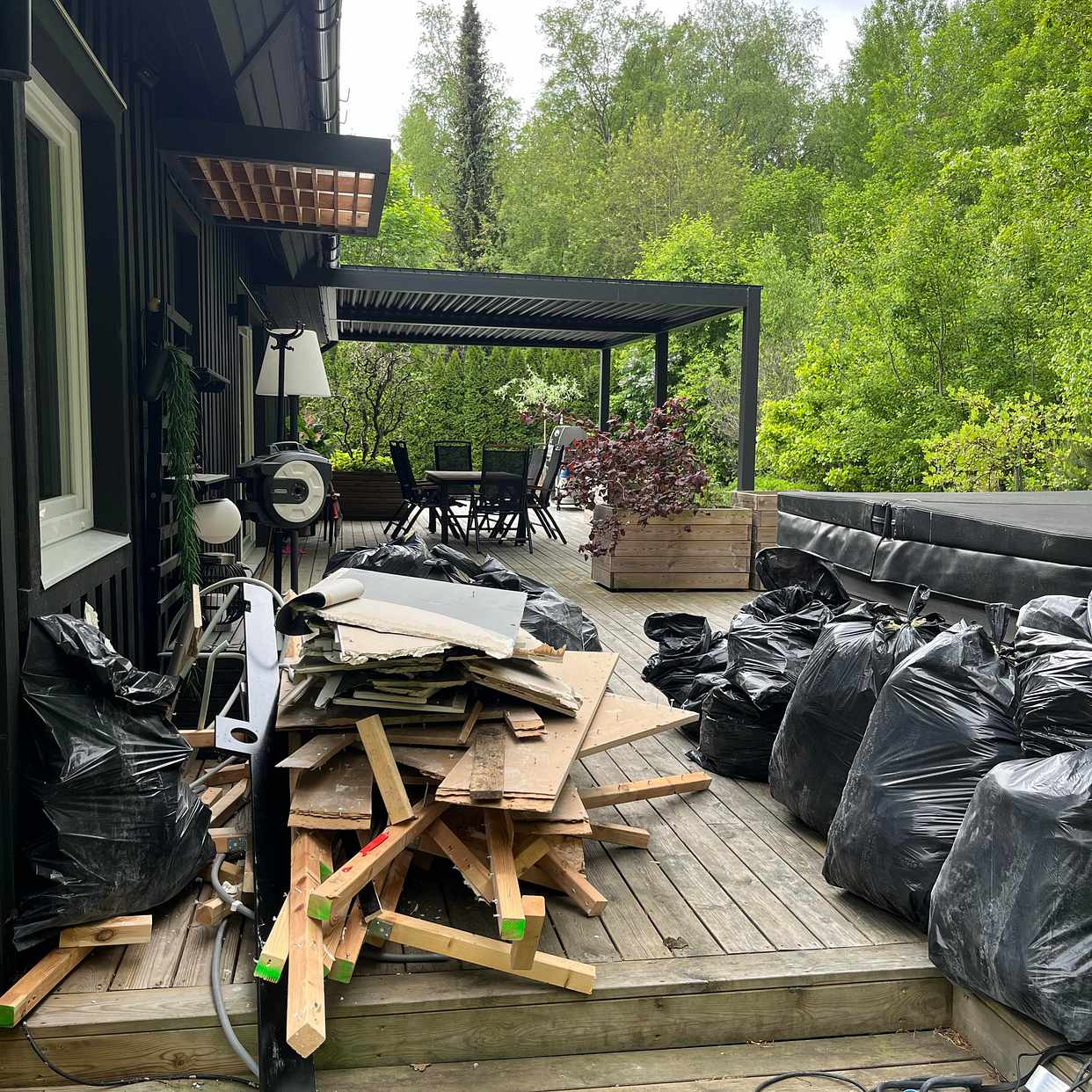 image of Sorterat byggskräp kastas - Täby