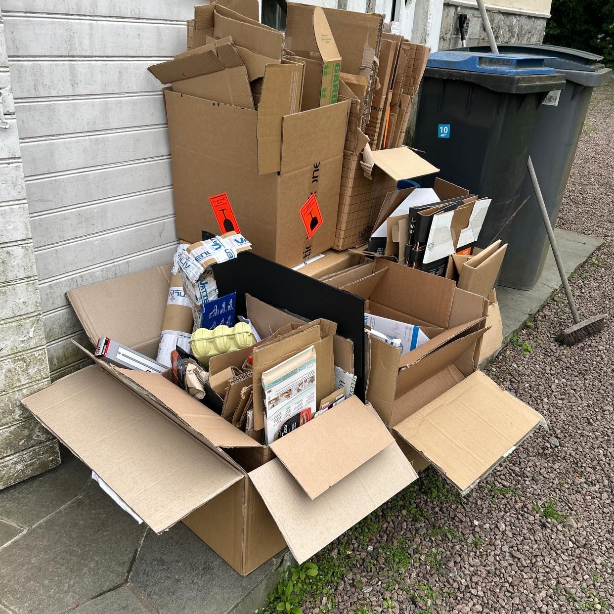 image of Kartonger och plast görpa - Djursholm