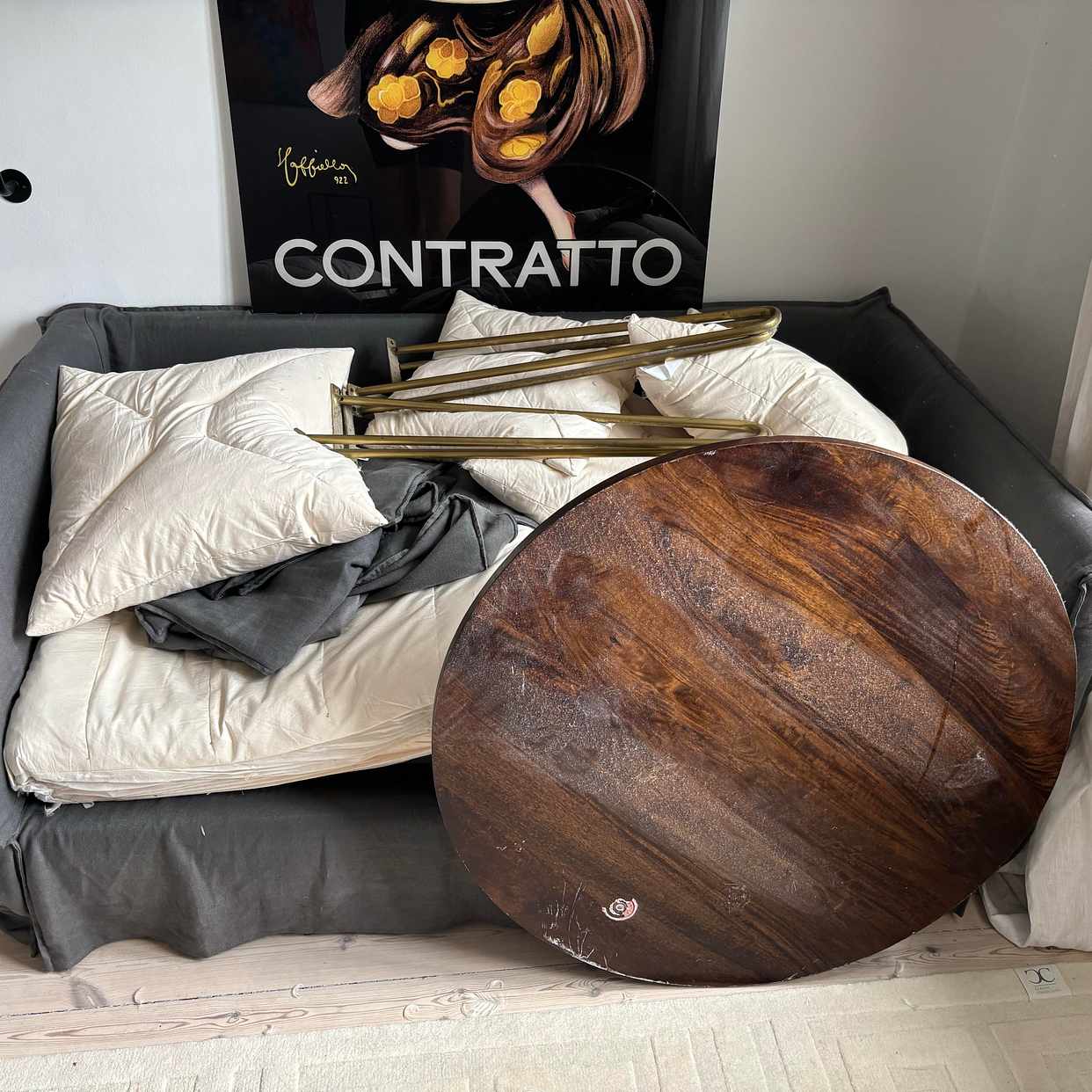 image of Soffa + runt matbord - Stockholm
