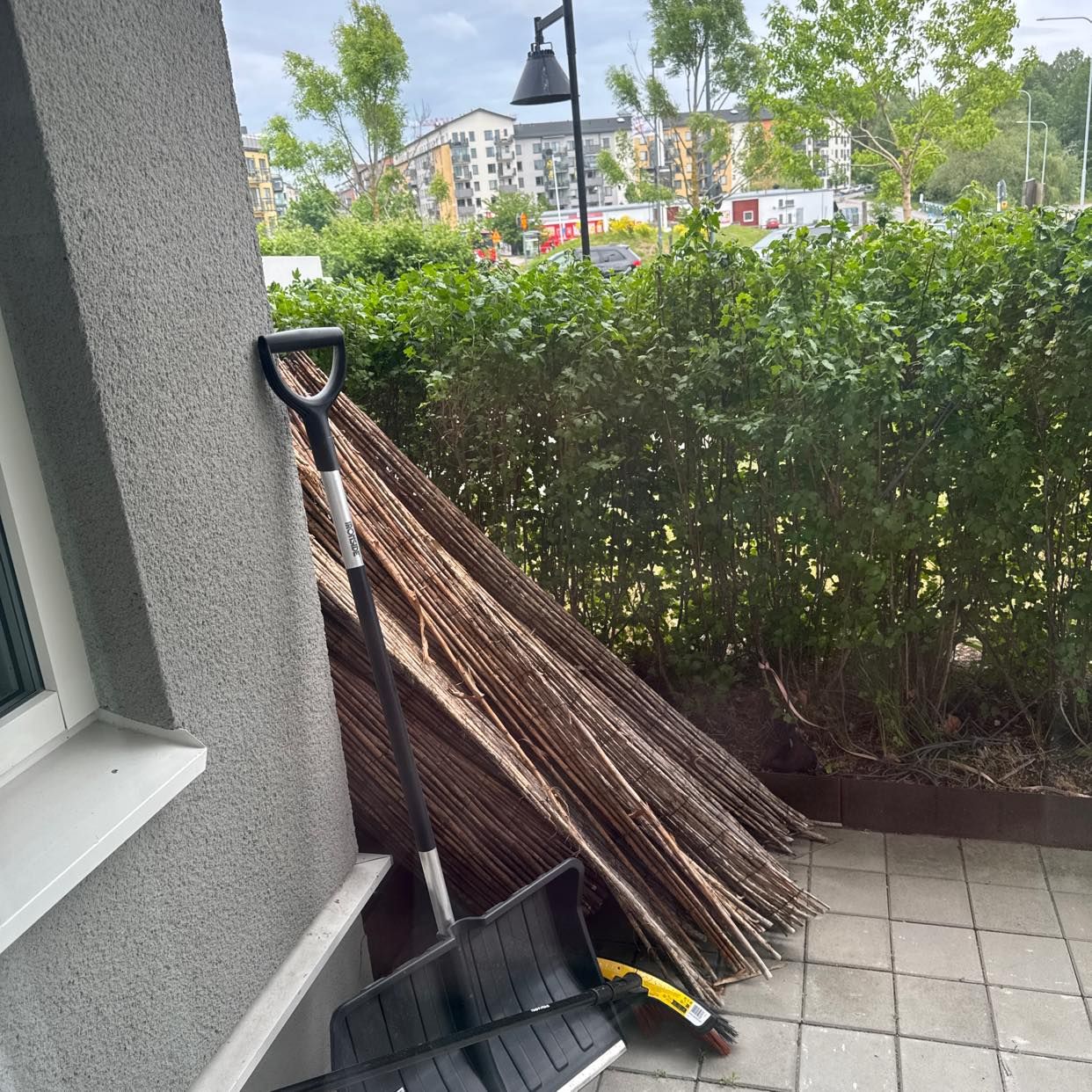 image of 1 kartong + trä-”vägg” - Sundbyberg