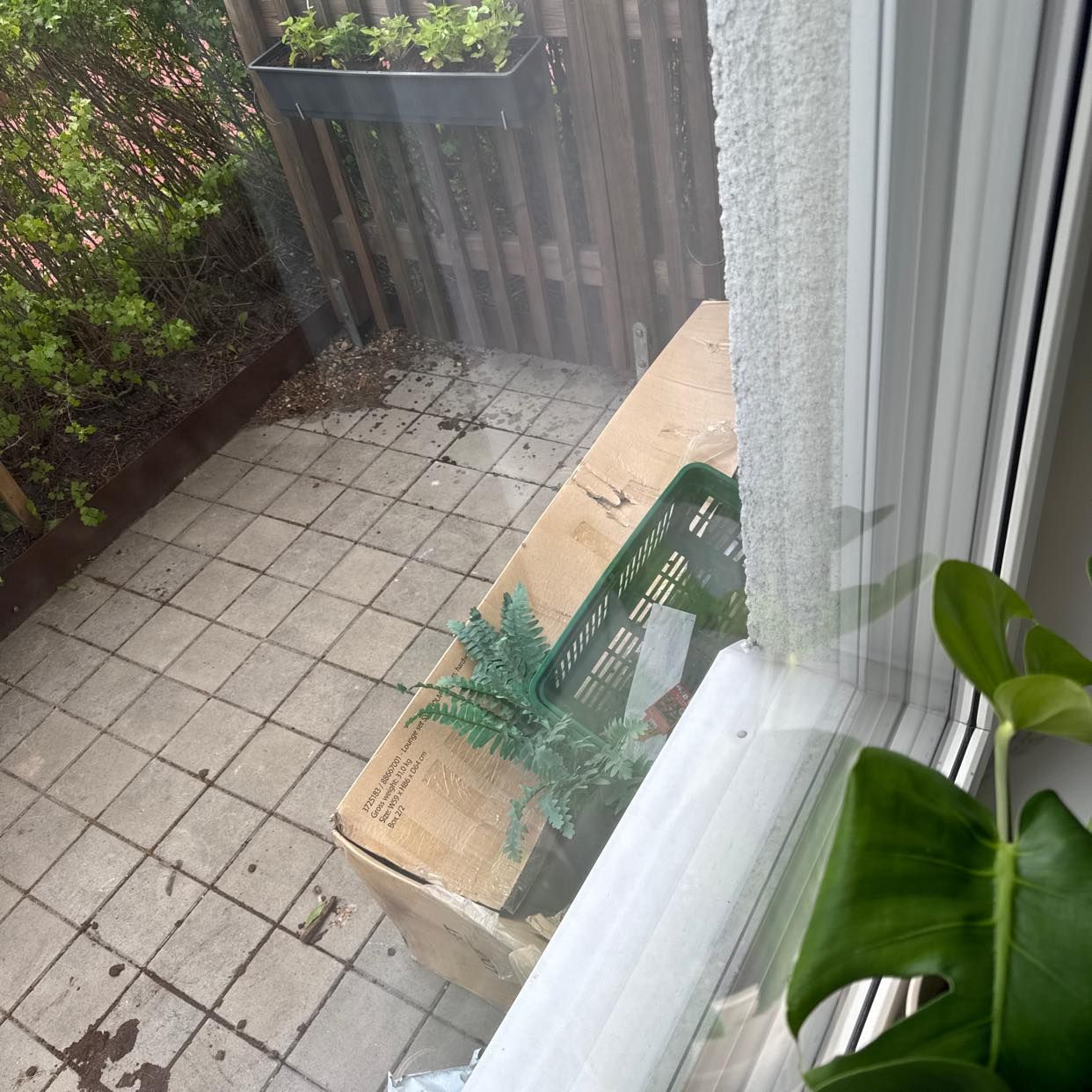image of 1 kartong + trä-”vägg” - Sundbyberg