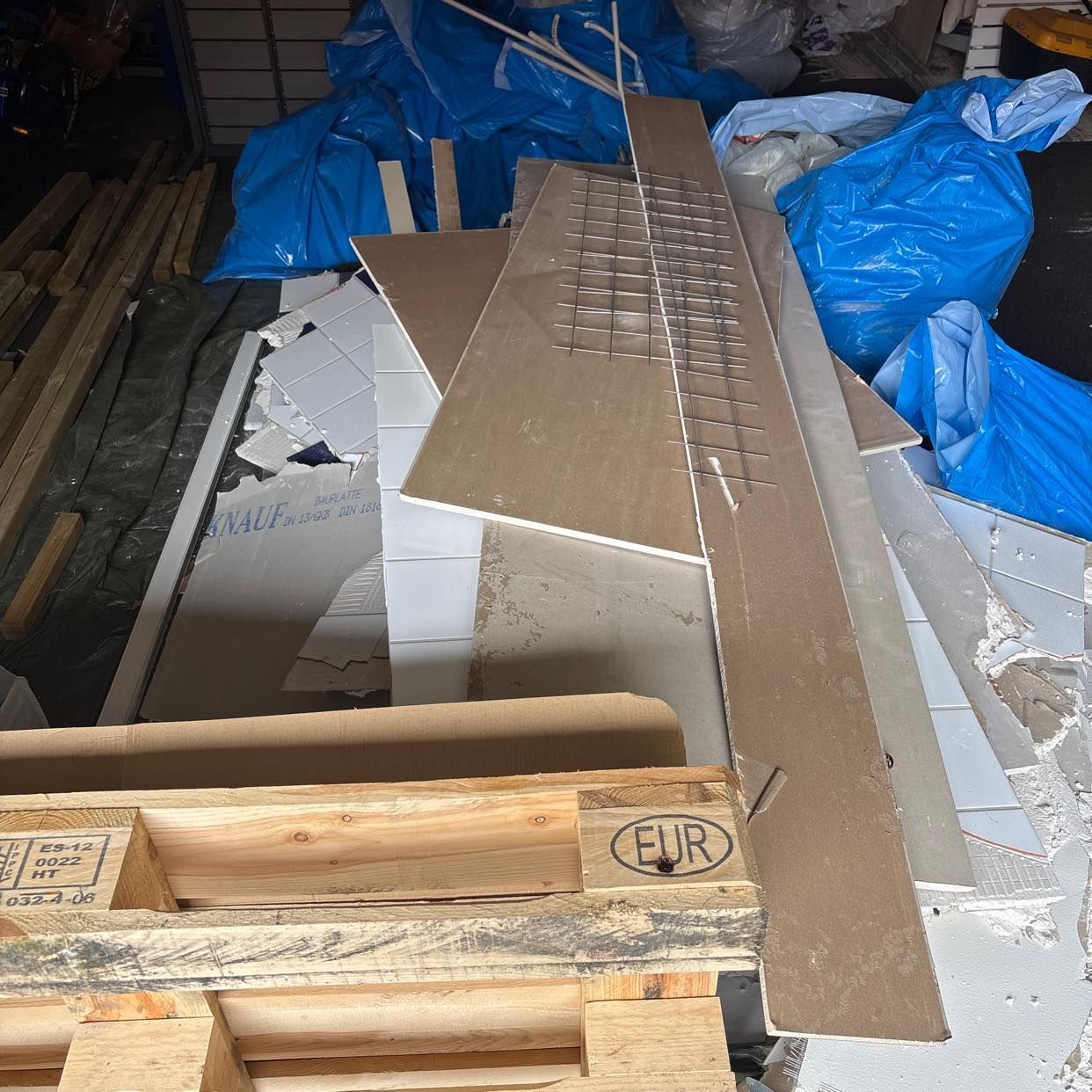 image of Gips, klinker och plast - Billdal
