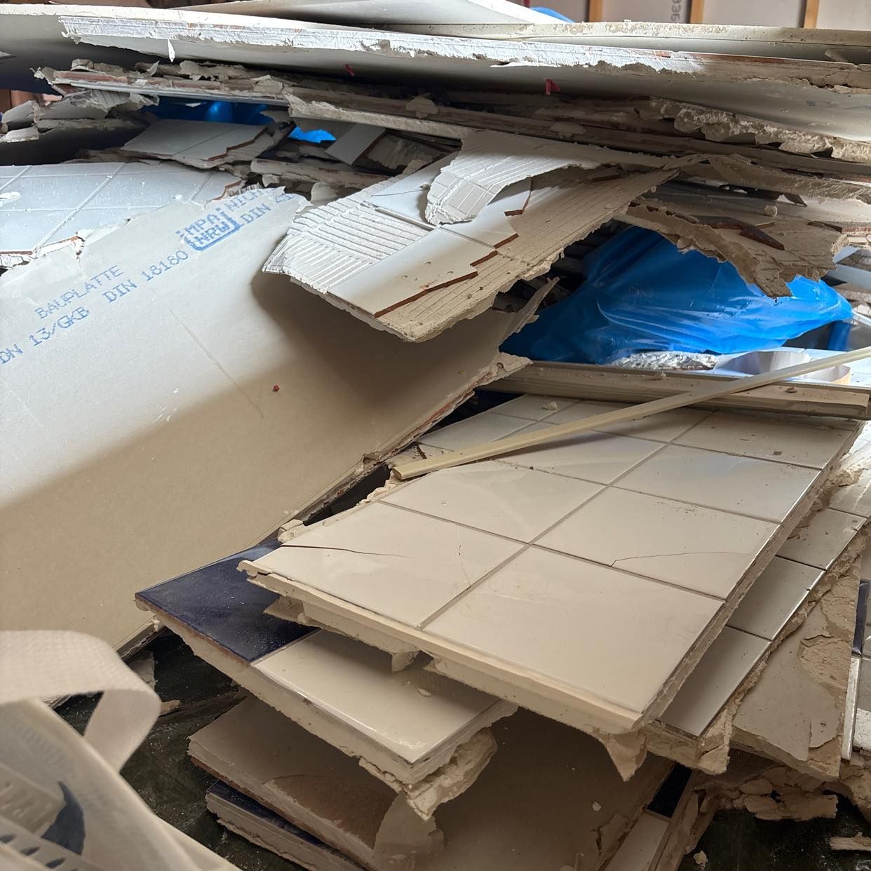 image of Gips, klinker och plast - Billdal