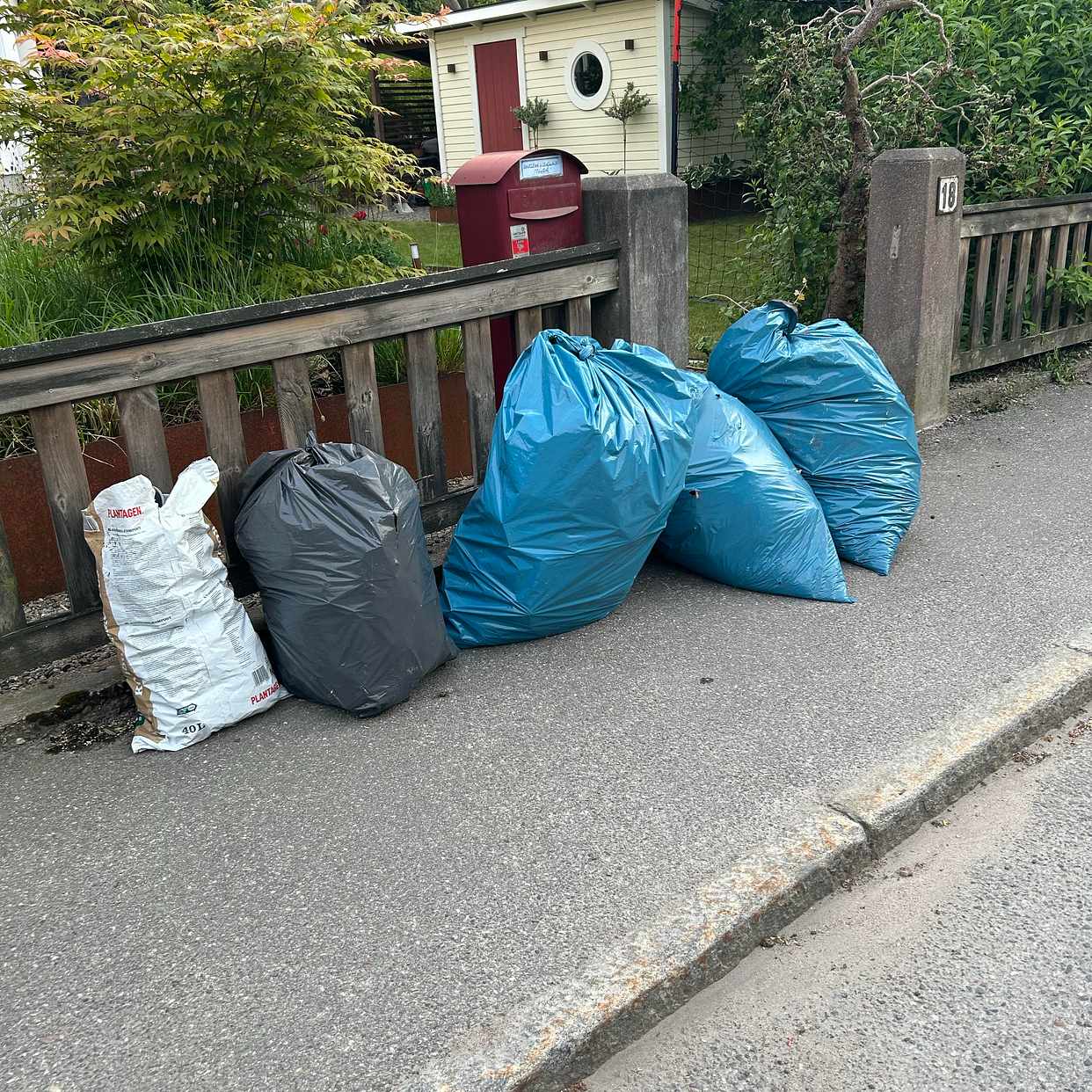 image of Trädgårdsavfall + plast - Hägersten