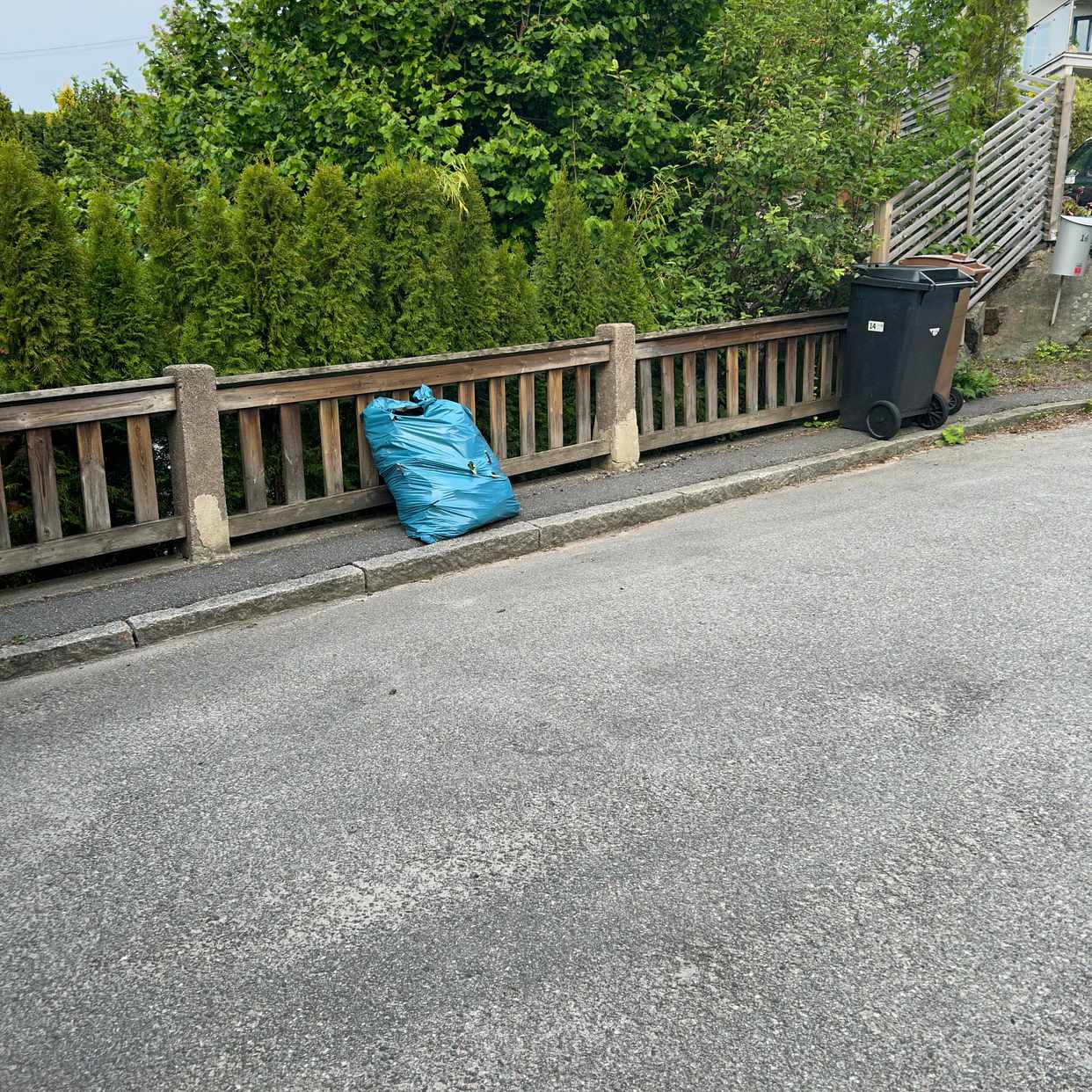 image of Trädgårdsavfall + plast - Hägersten