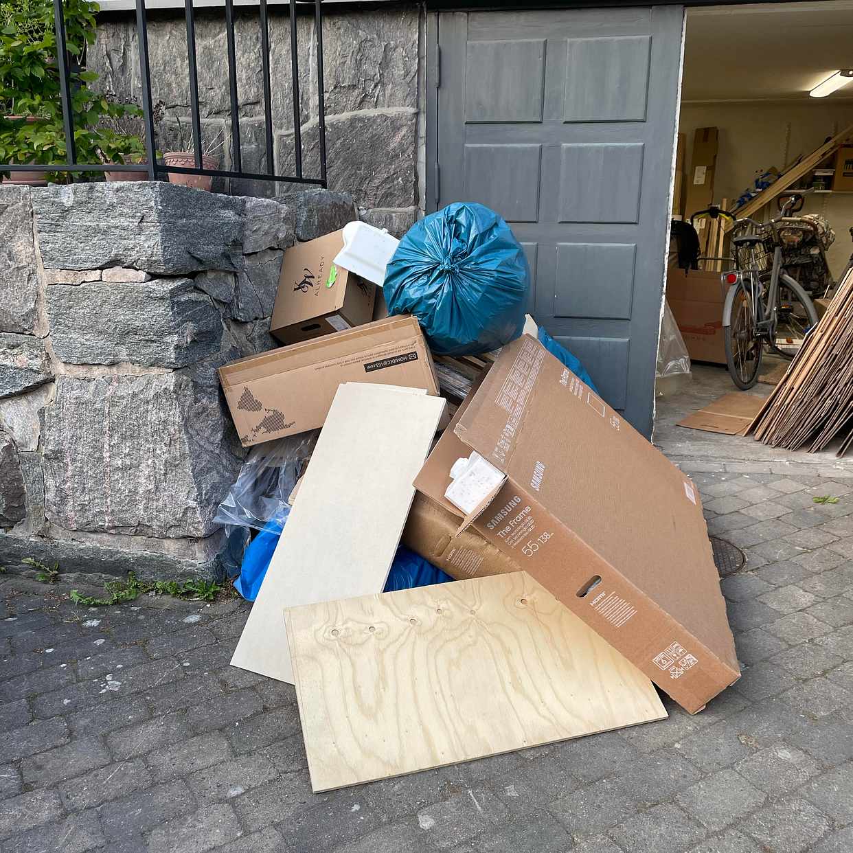 image of Kartong, gips och trä. - Göteborg