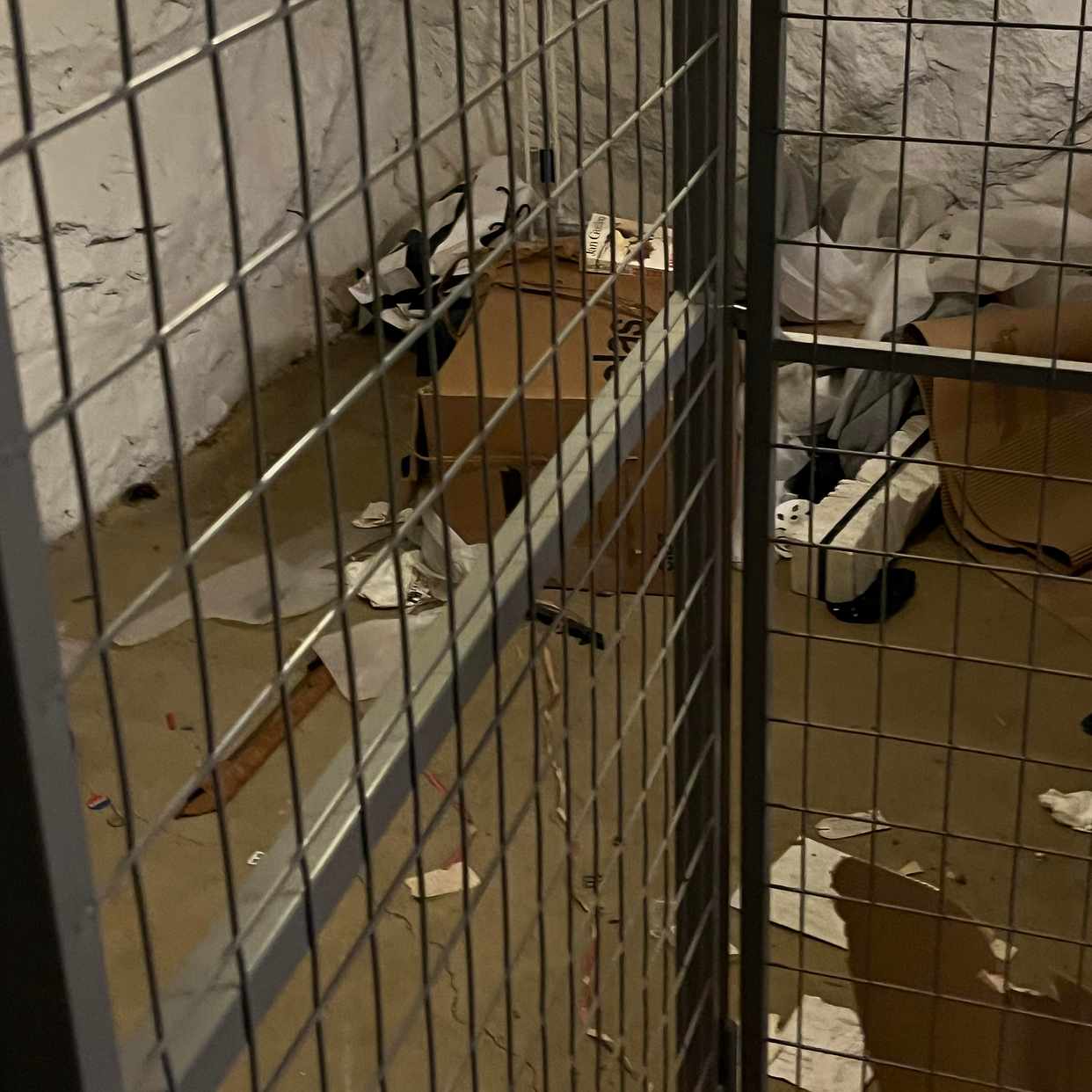 image of Remove old doors and rubb - Stockholm