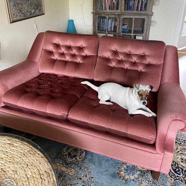 image of En soffa. 2-sits - 