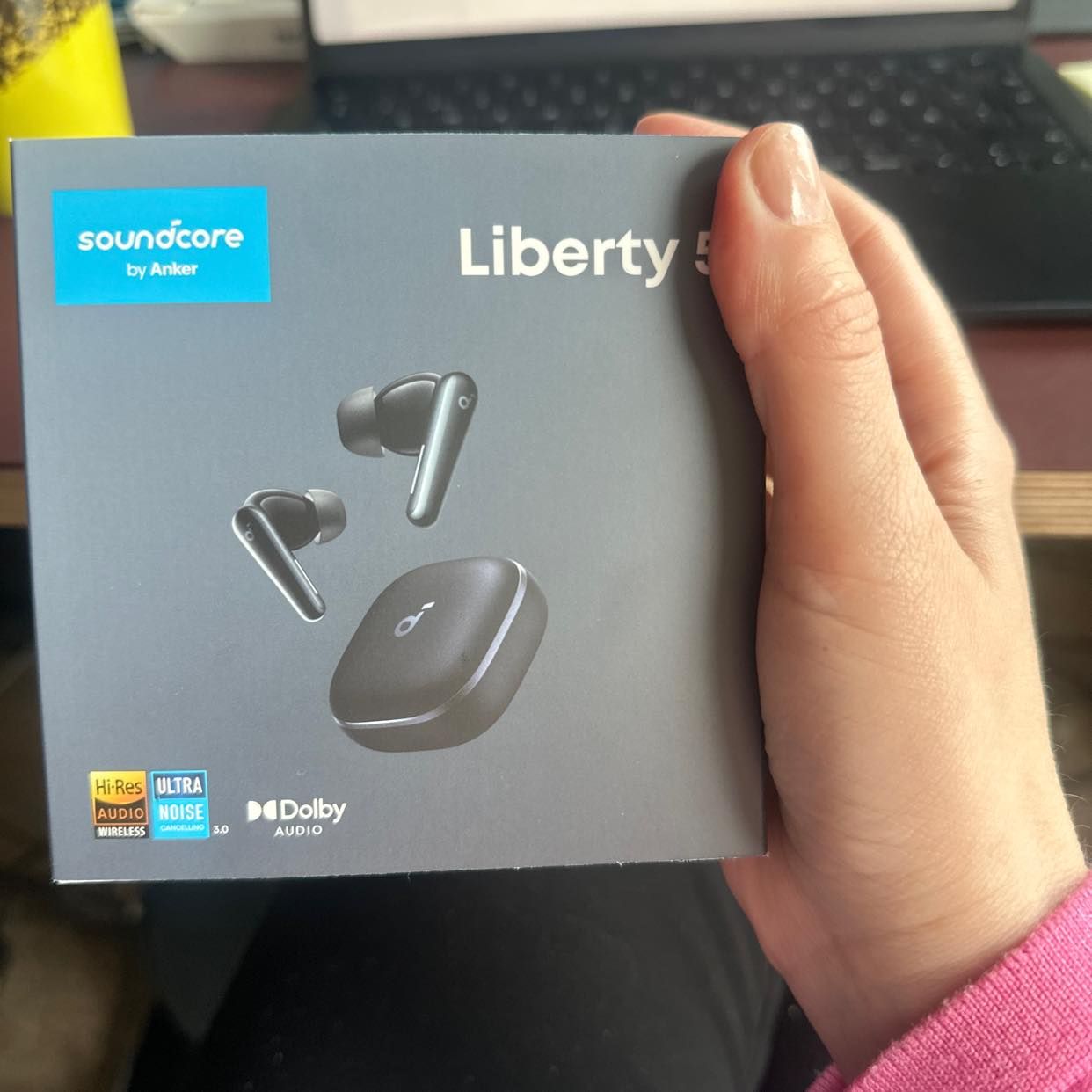image of Deliver earphones - 