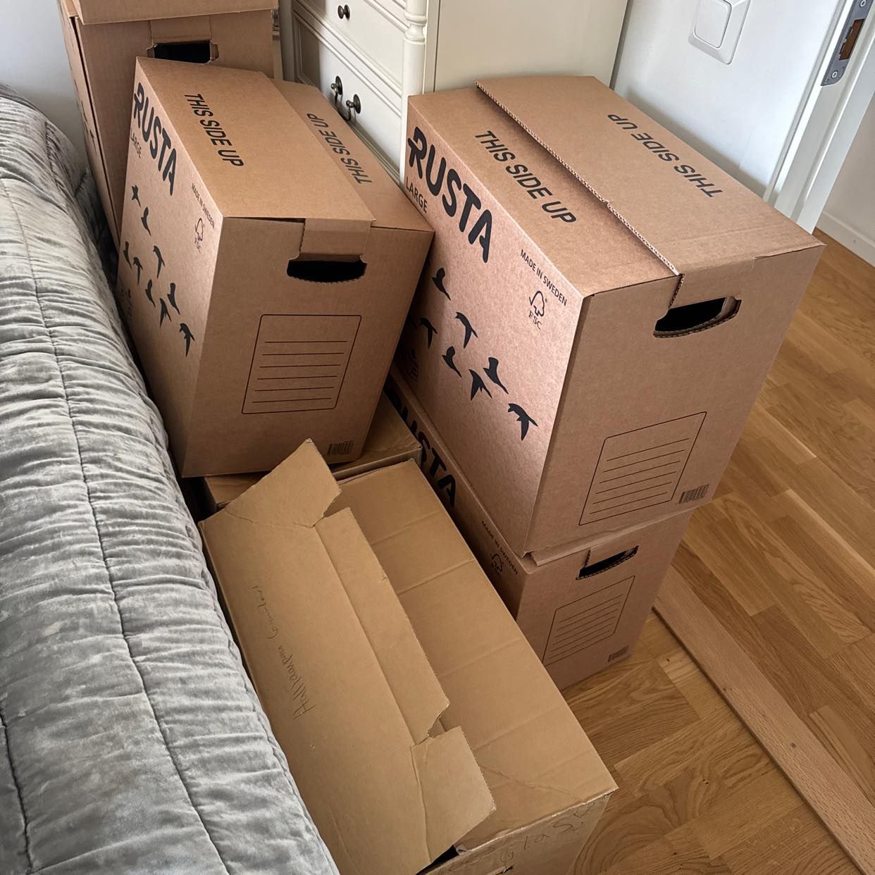 4 klädsäckar 8 bokkartong