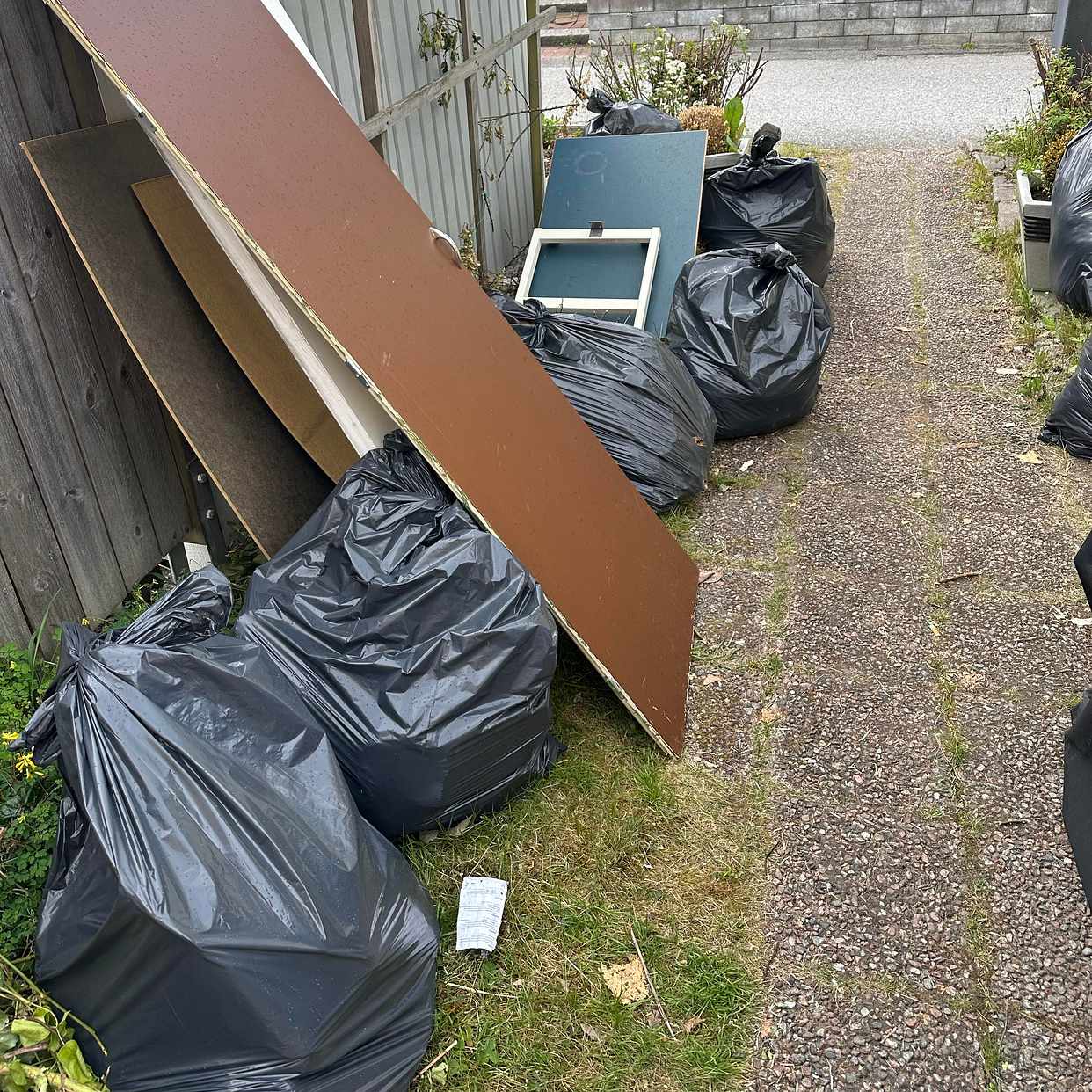 image of Säckar med trämaterial - Vällingby